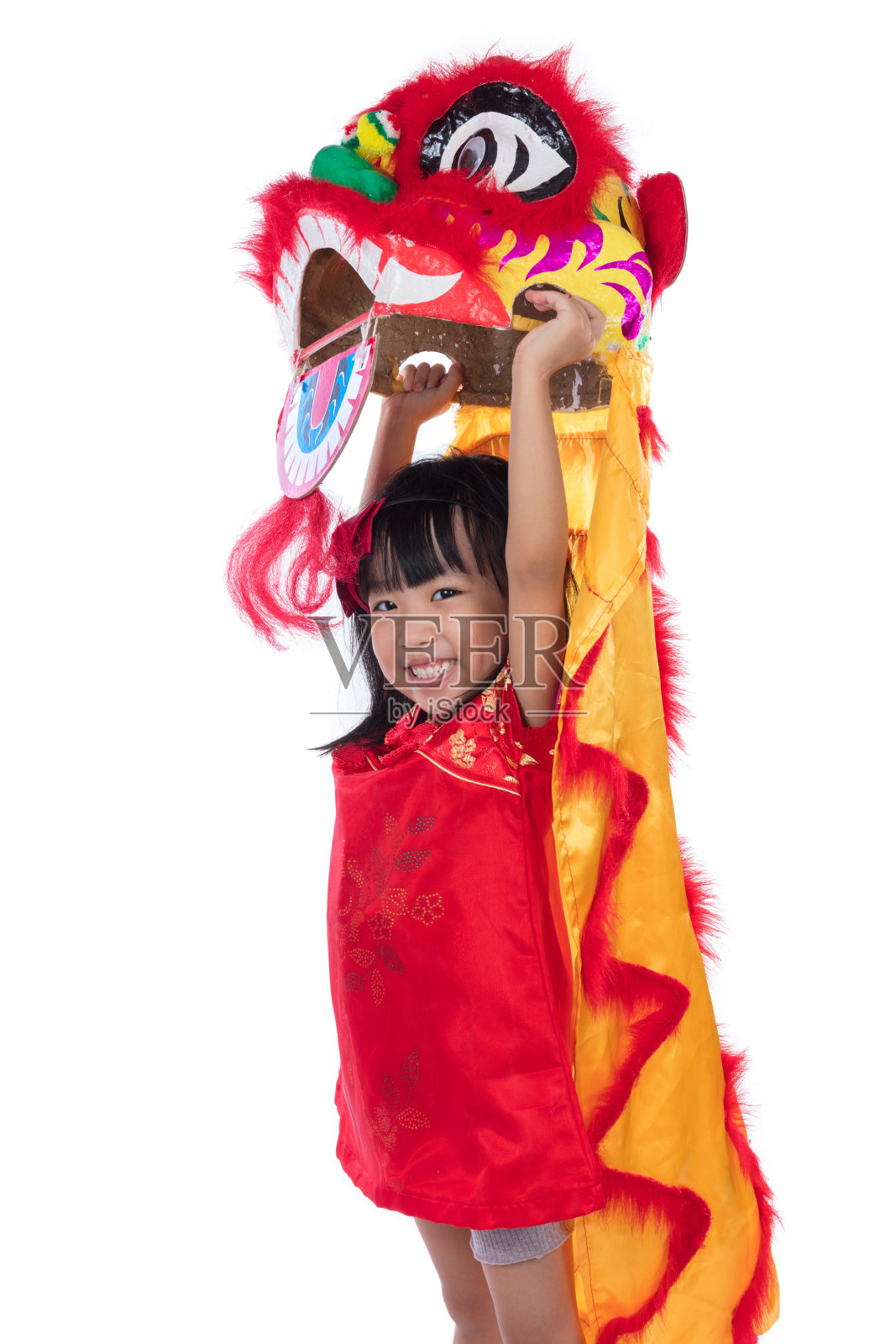 微笑的亚洲中国小女孩与舞狮服装照片摄影图片