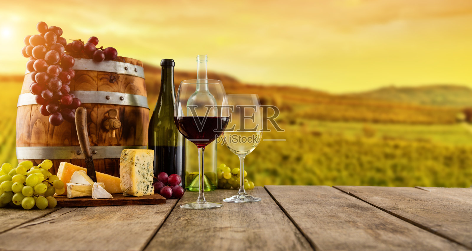 红酒和白葡萄酒放在木板上照片摄影图片