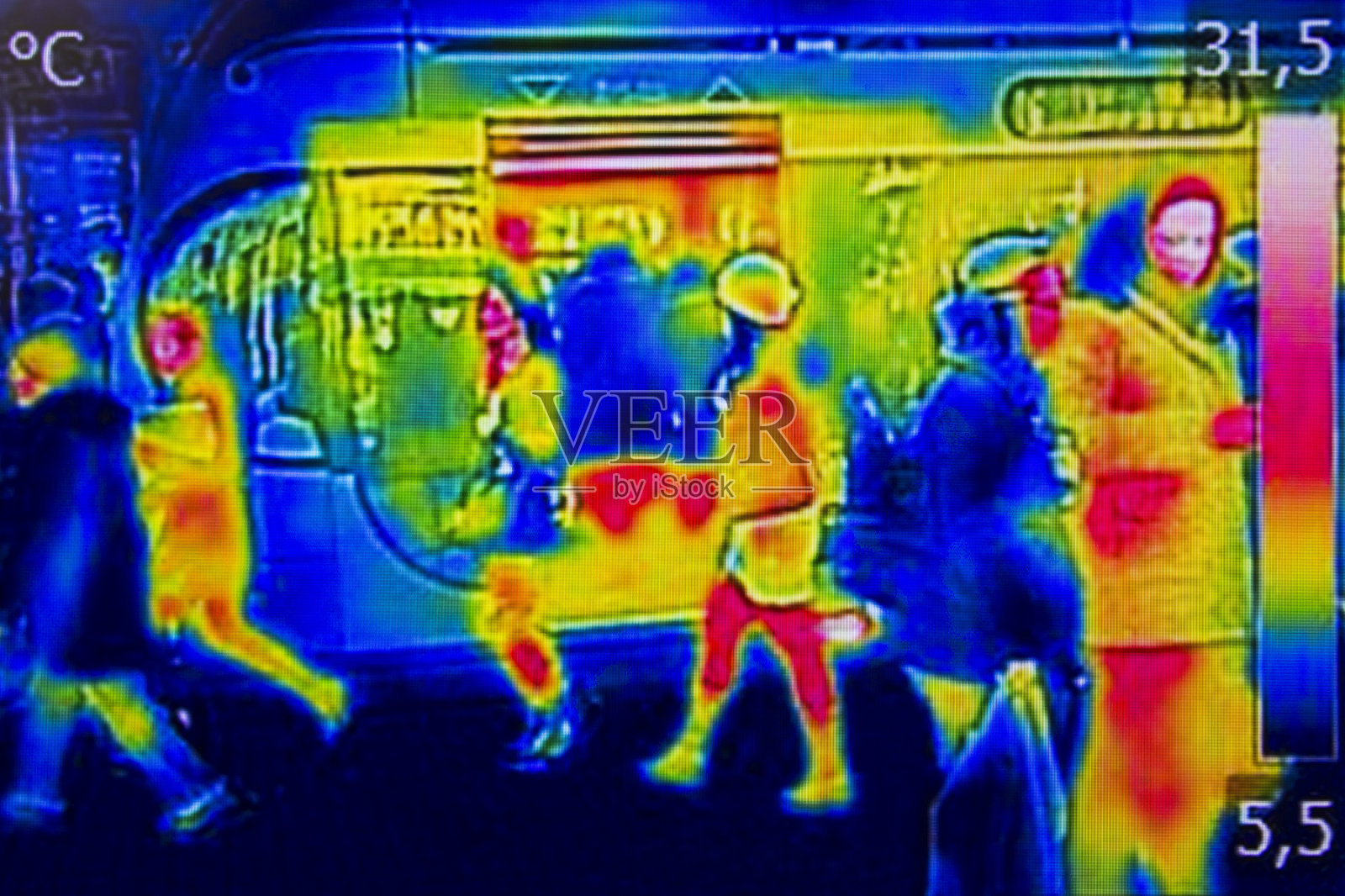 对城市火车站的人进行红外热成像照片摄影图片