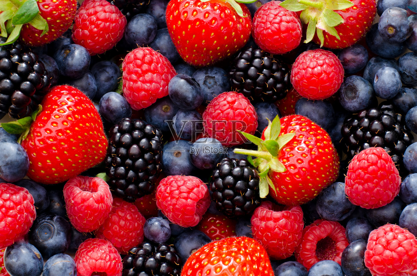 混合野莓-草莓，蓝莓，黑莓和覆盆子照片摄影图片