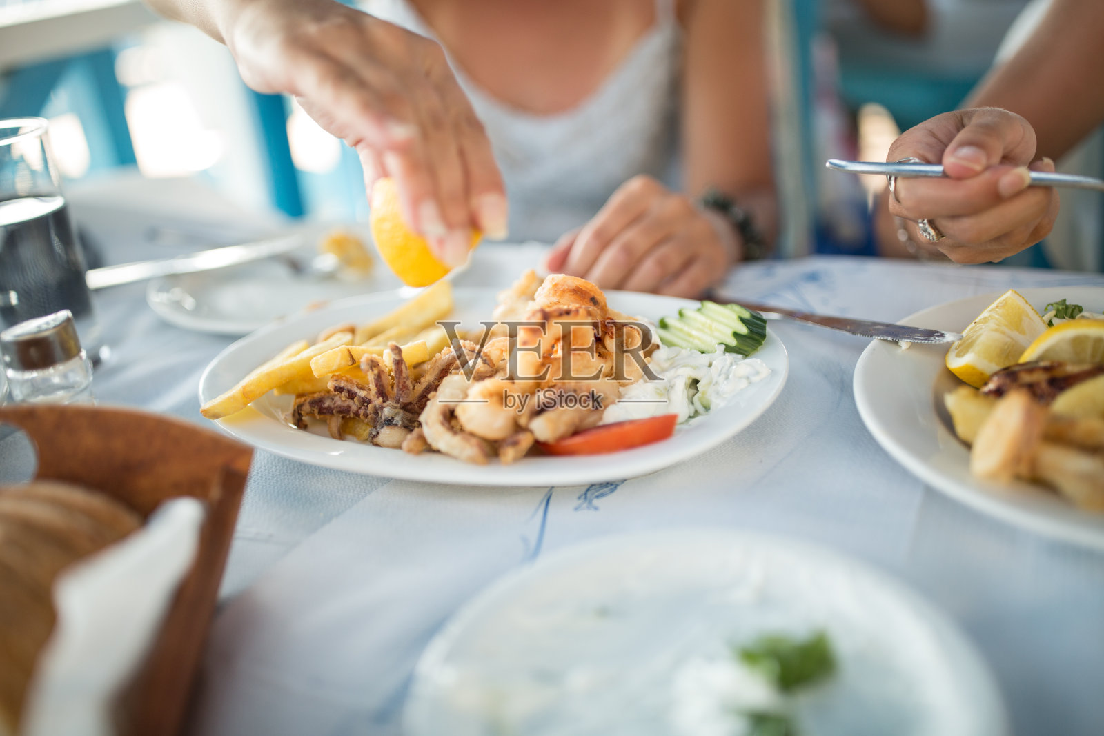 餐馆里的妇女午餐吃海鲜照片摄影图片