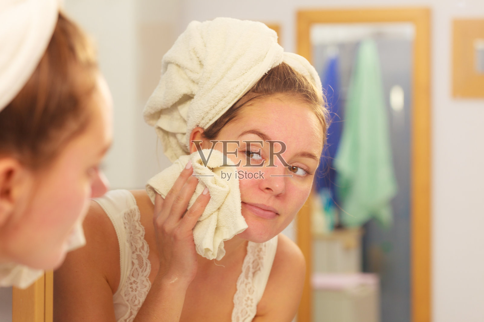 在浴室洗脸的女人。卫生照片摄影图片
