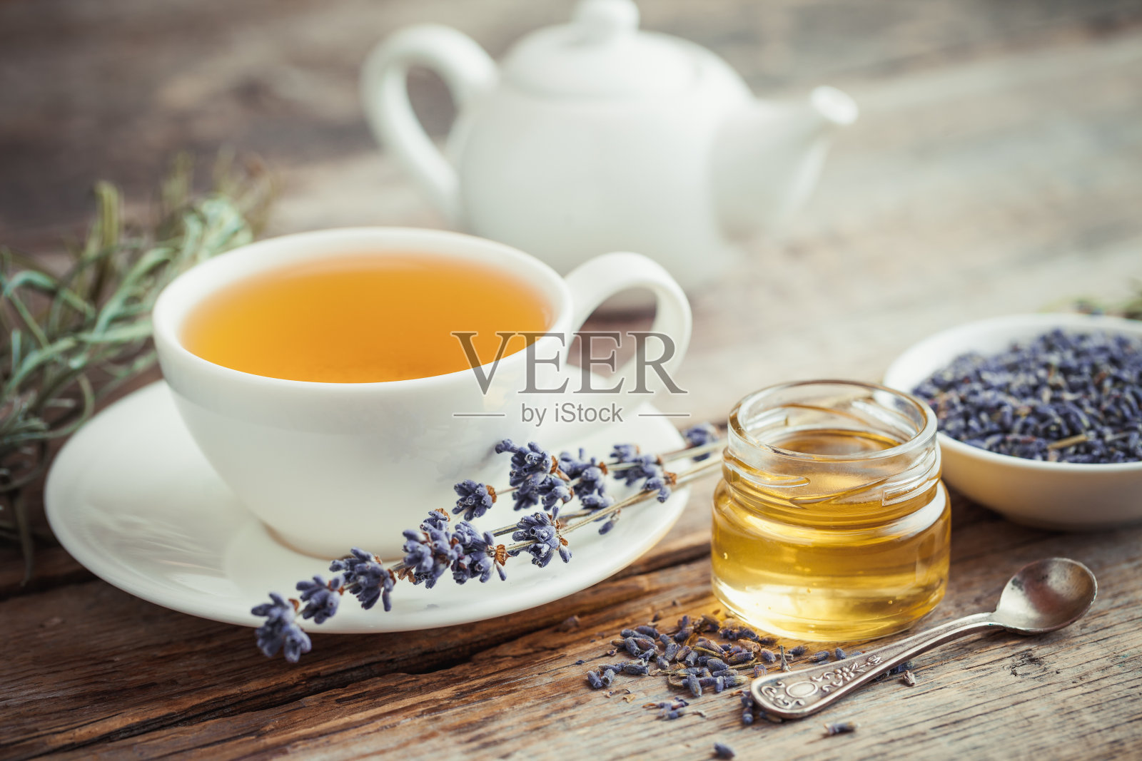健康茶杯，蜂蜜，干薰衣草花和茶壶照片摄影图片