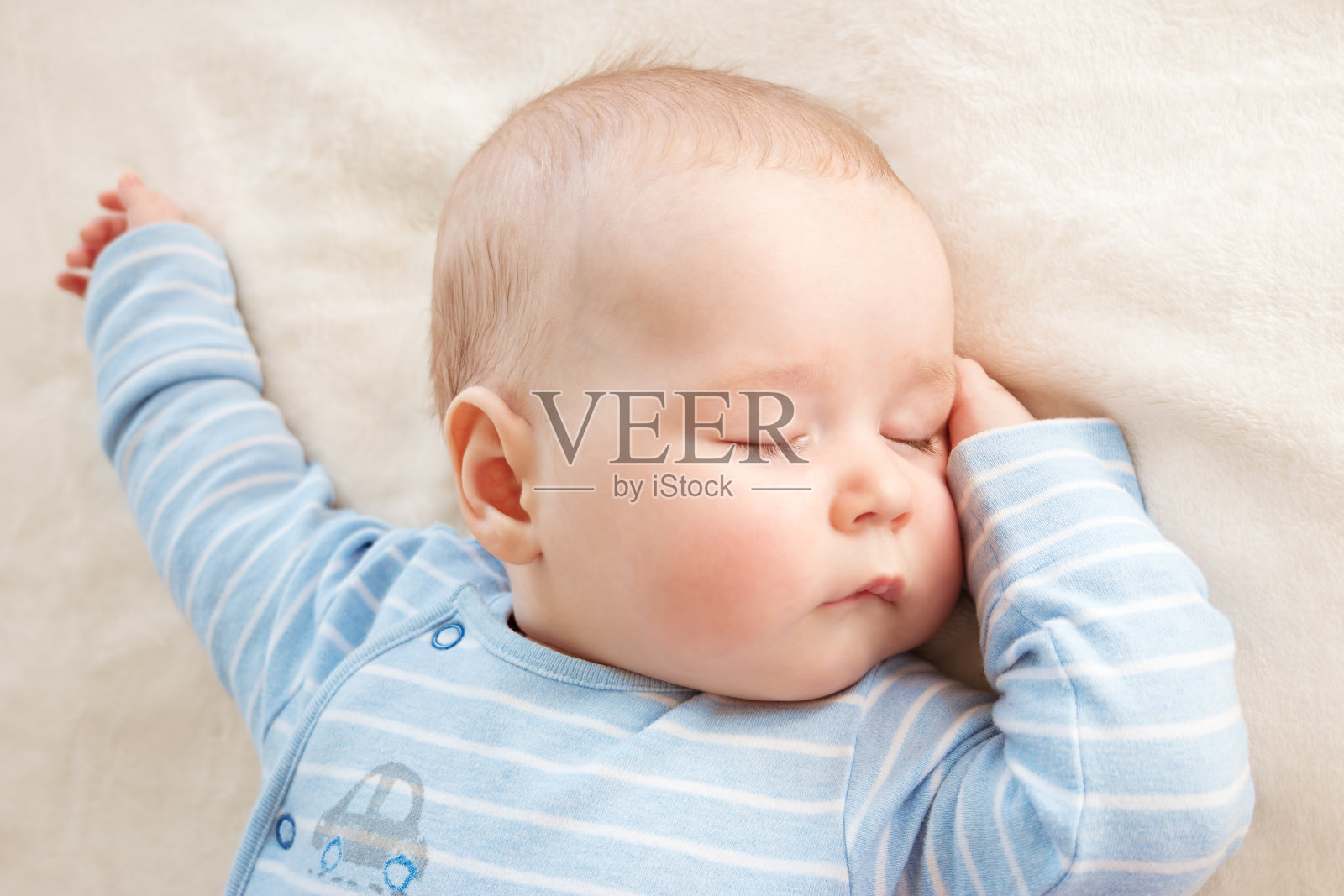 婴儿睡觉盖着柔软的毯子照片摄影图片