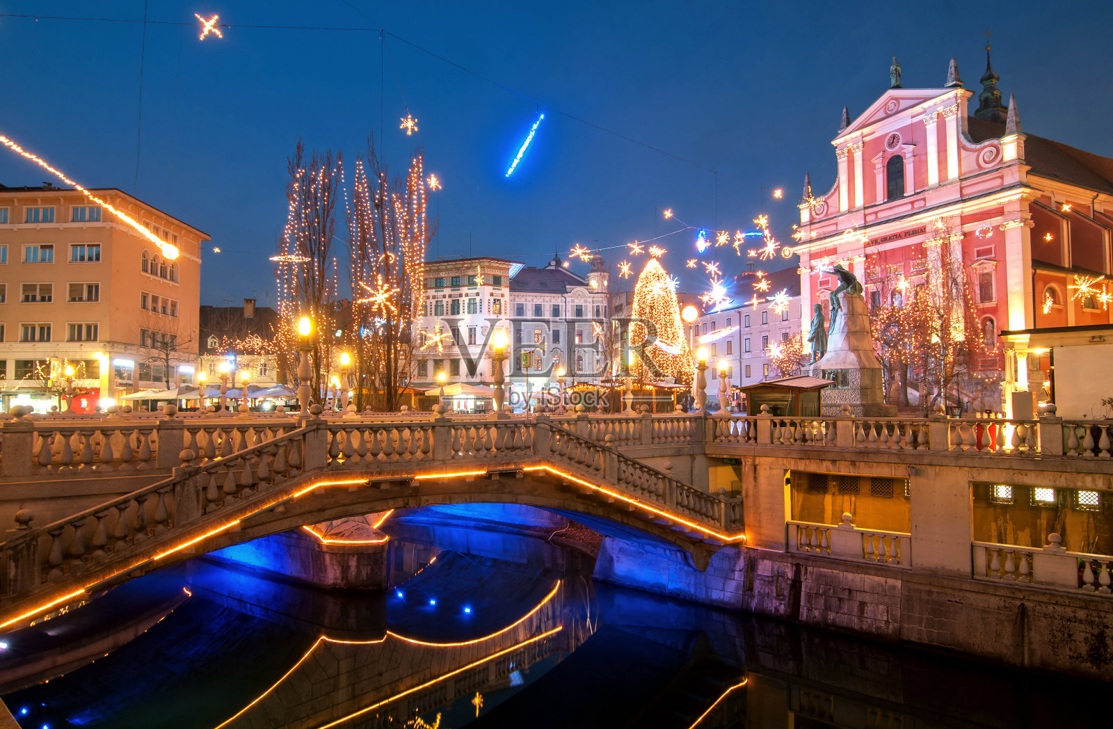 斯洛文尼亚卢布尔雅那，照亮新年庆祝的三桥照片摄影图片