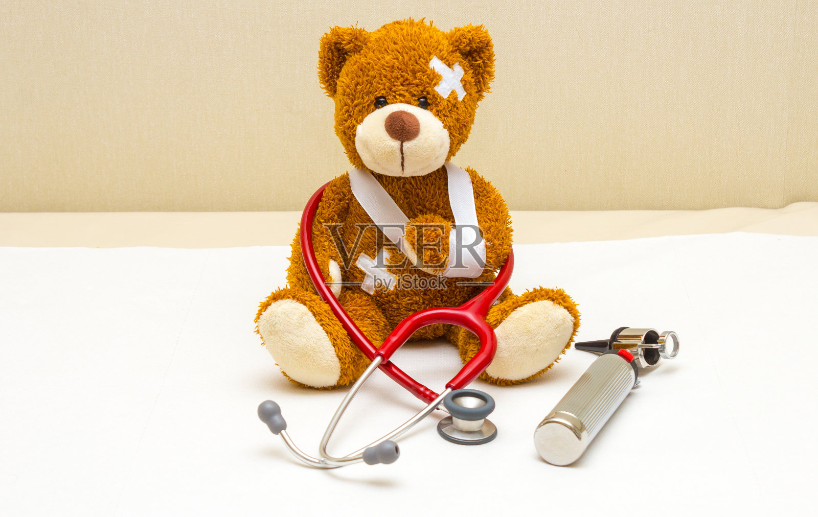 带着绷带的泰迪熊在儿科医生的办公室里照片摄影图片