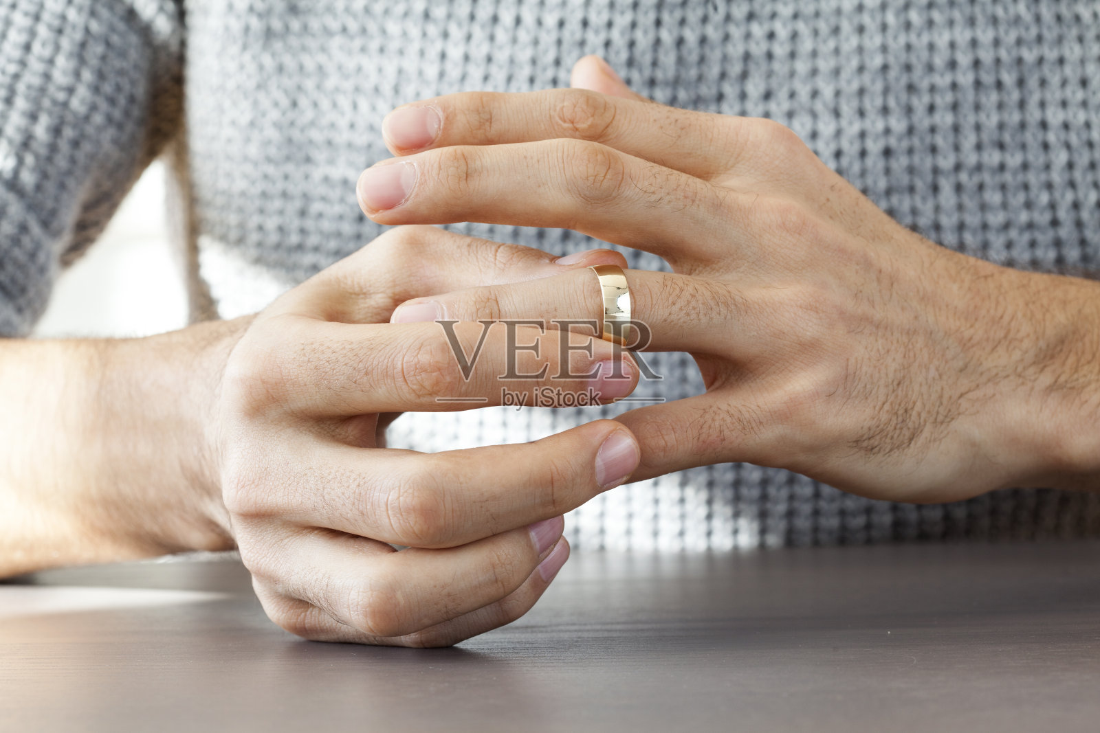 男人正在取结婚戒指照片摄影图片