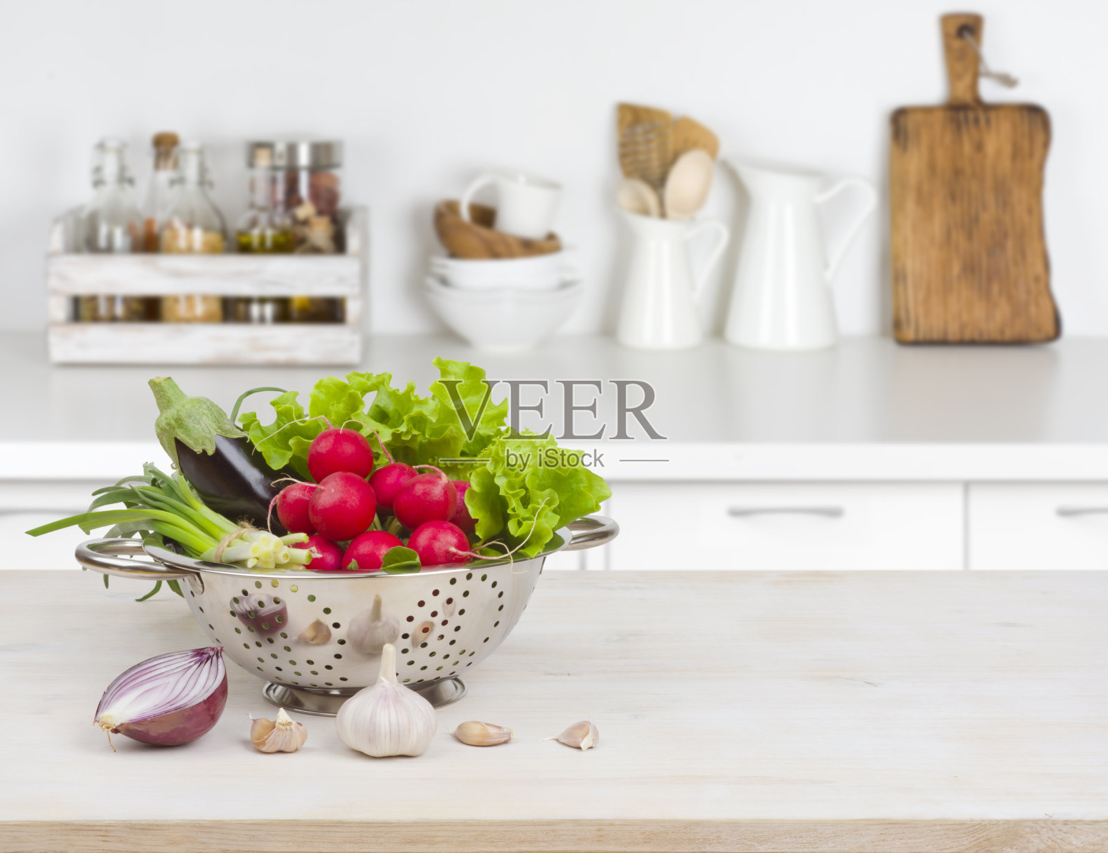 在模糊的厨房台面内部，木桌上放着新鲜的蔬菜照片摄影图片