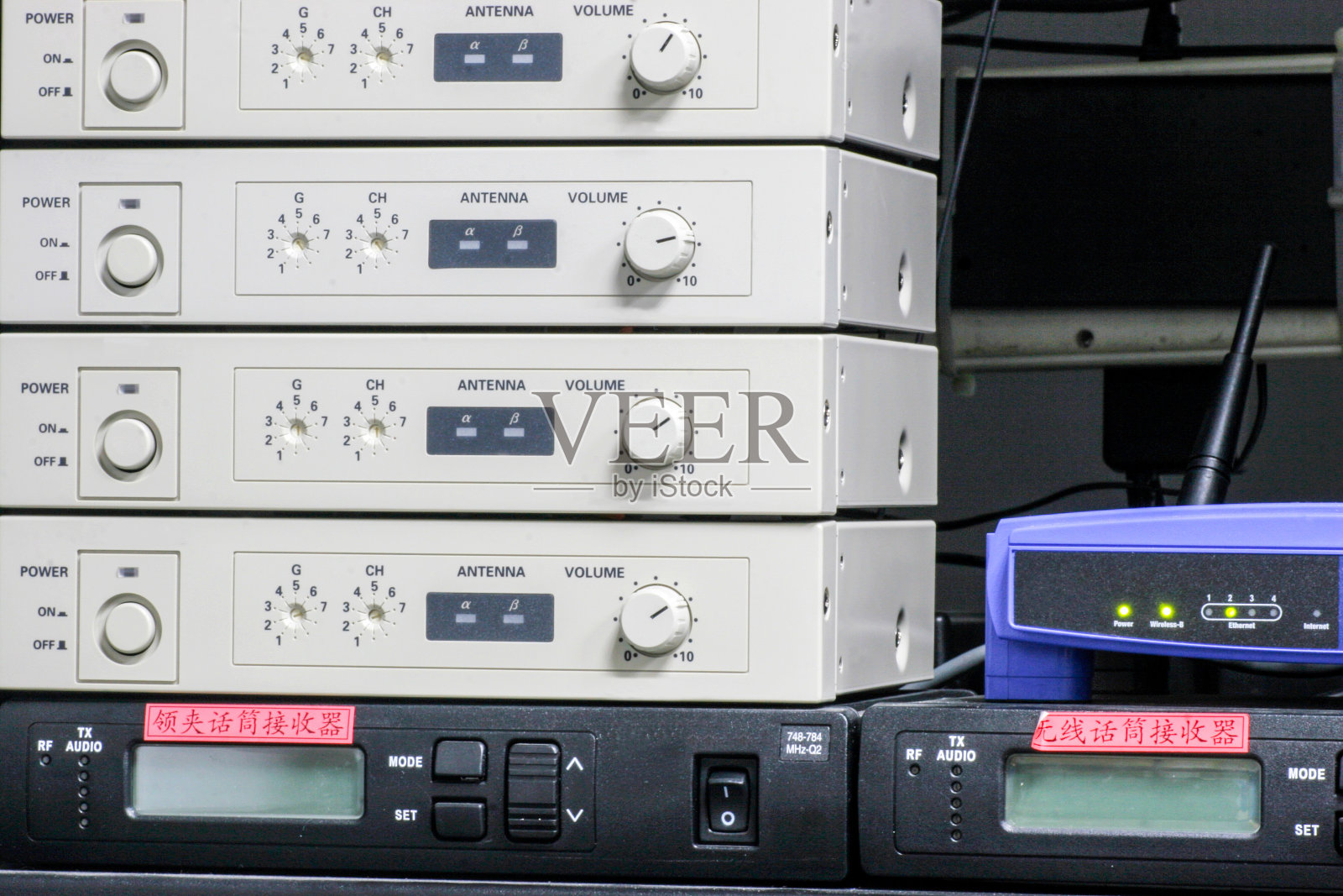 网络服务器室配有计算机，用于数字电视、IP通信和互联网照片摄影图片