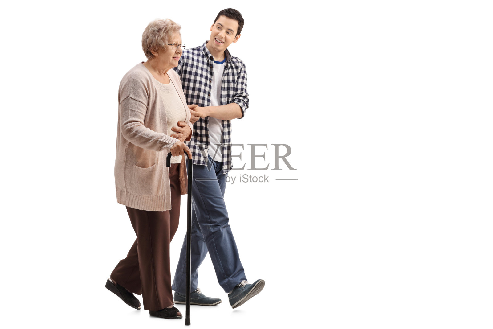 一个年老的女人和一个年轻人走在一起照片摄影图片