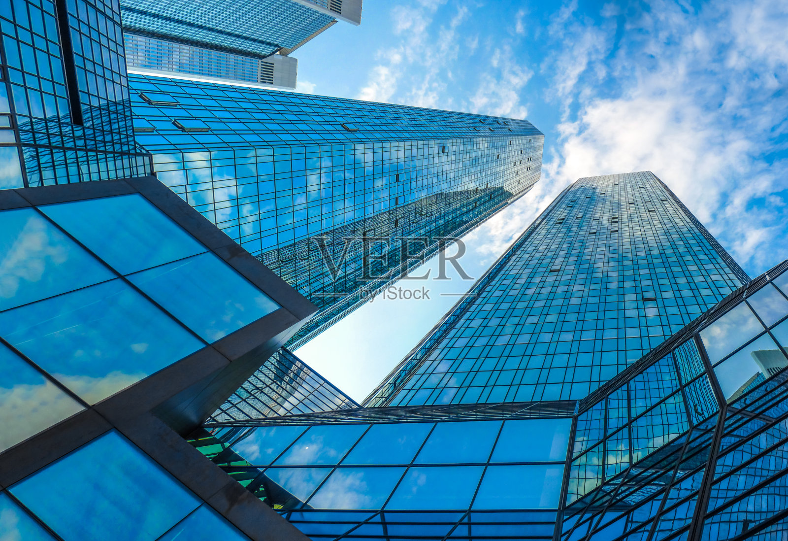 在蓝天的映衬下，商业区的现代摩天大楼照片摄影图片