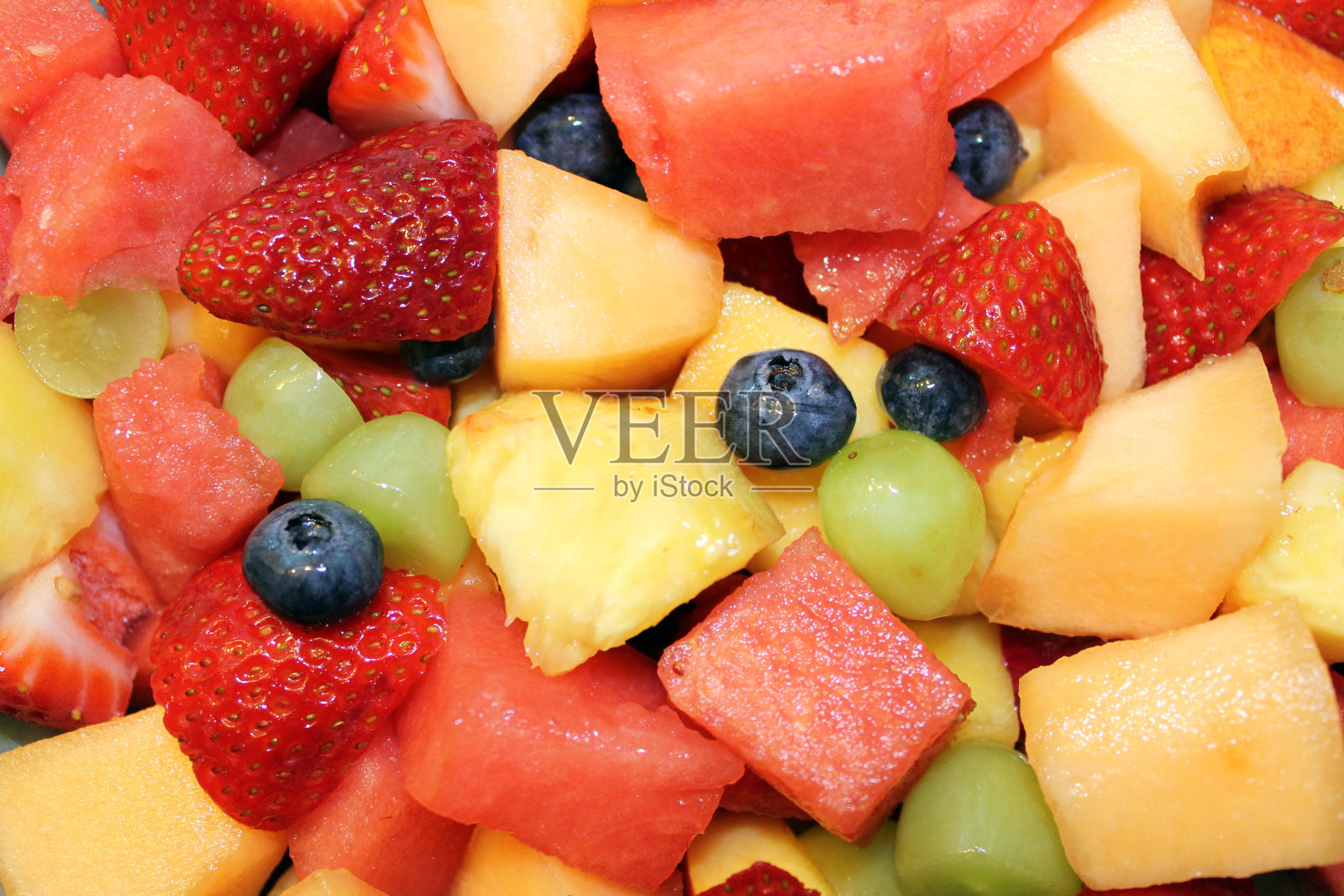 水果沙拉-新鲜的草莓，蓝莓，葡萄，西瓜照片摄影图片