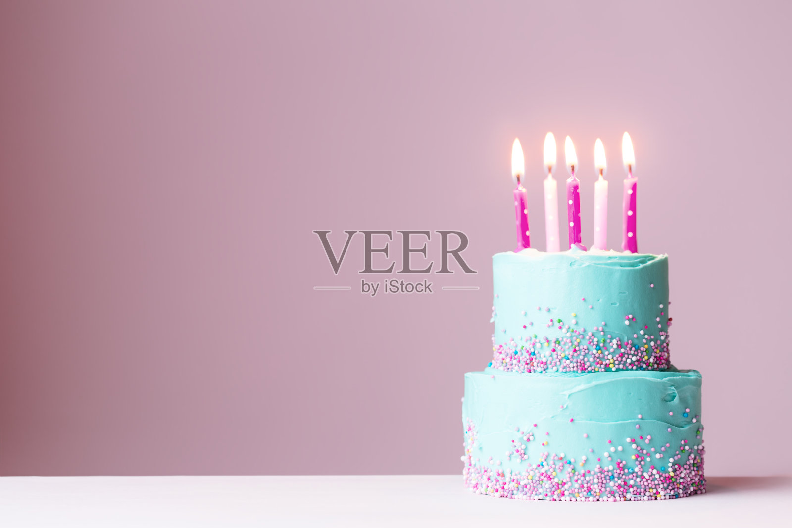 插着粉红色蜡烛的生日蛋糕照片摄影图片