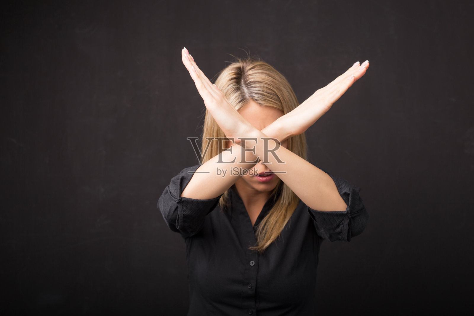 女人用手做x手势照片摄影图片