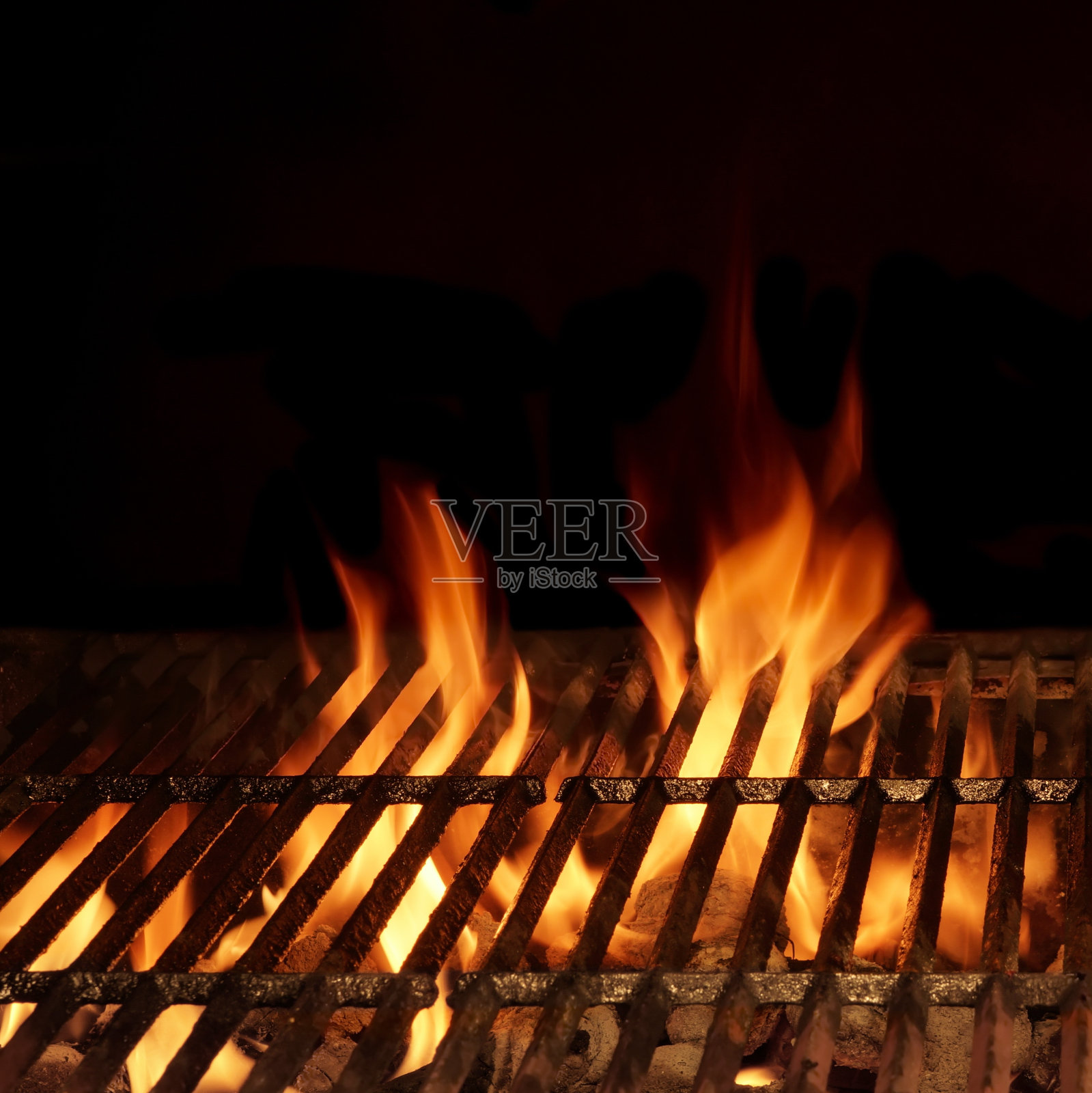 空热木炭烧烤架与明亮的火焰隔离照片摄影图片