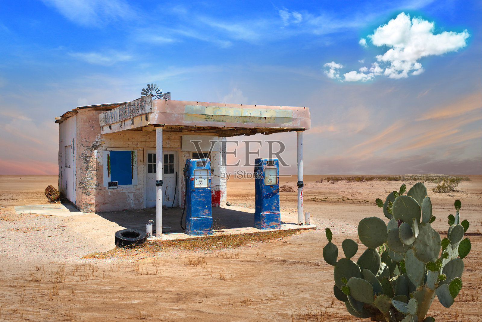 亚利桑那沙漠的老式加油站照片摄影图片
