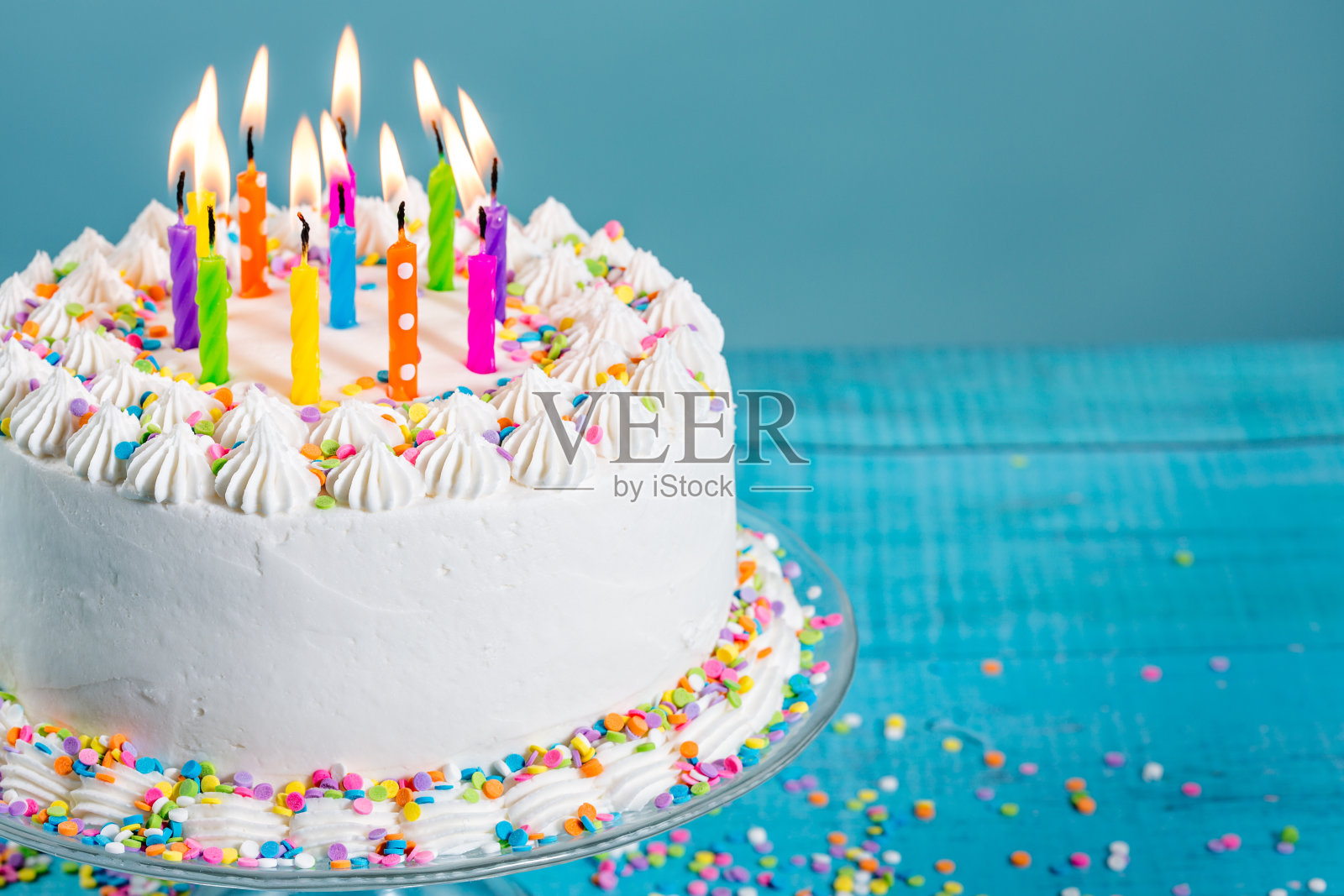 彩色生日蛋糕与蜡烛照片摄影图片