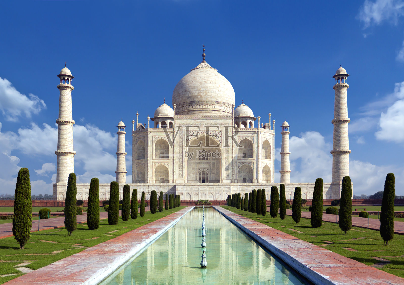 印度阿格拉的泰姬陵——蓝天下爱情的纪念碑照片摄影图片
