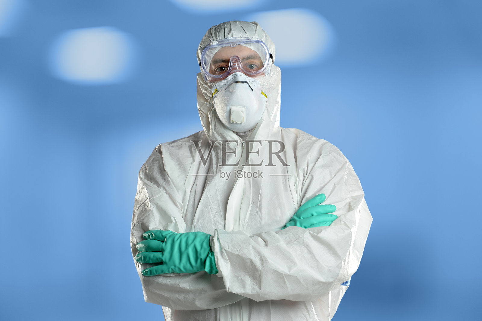 科学家穿着防护服在实验室里照片摄影图片