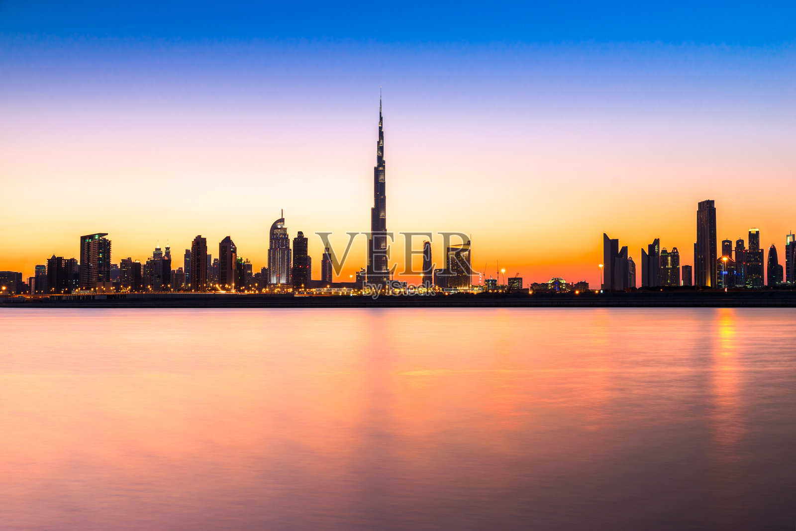 迪拜的地平线上有哈利法塔。阿联酋。照片摄影图片