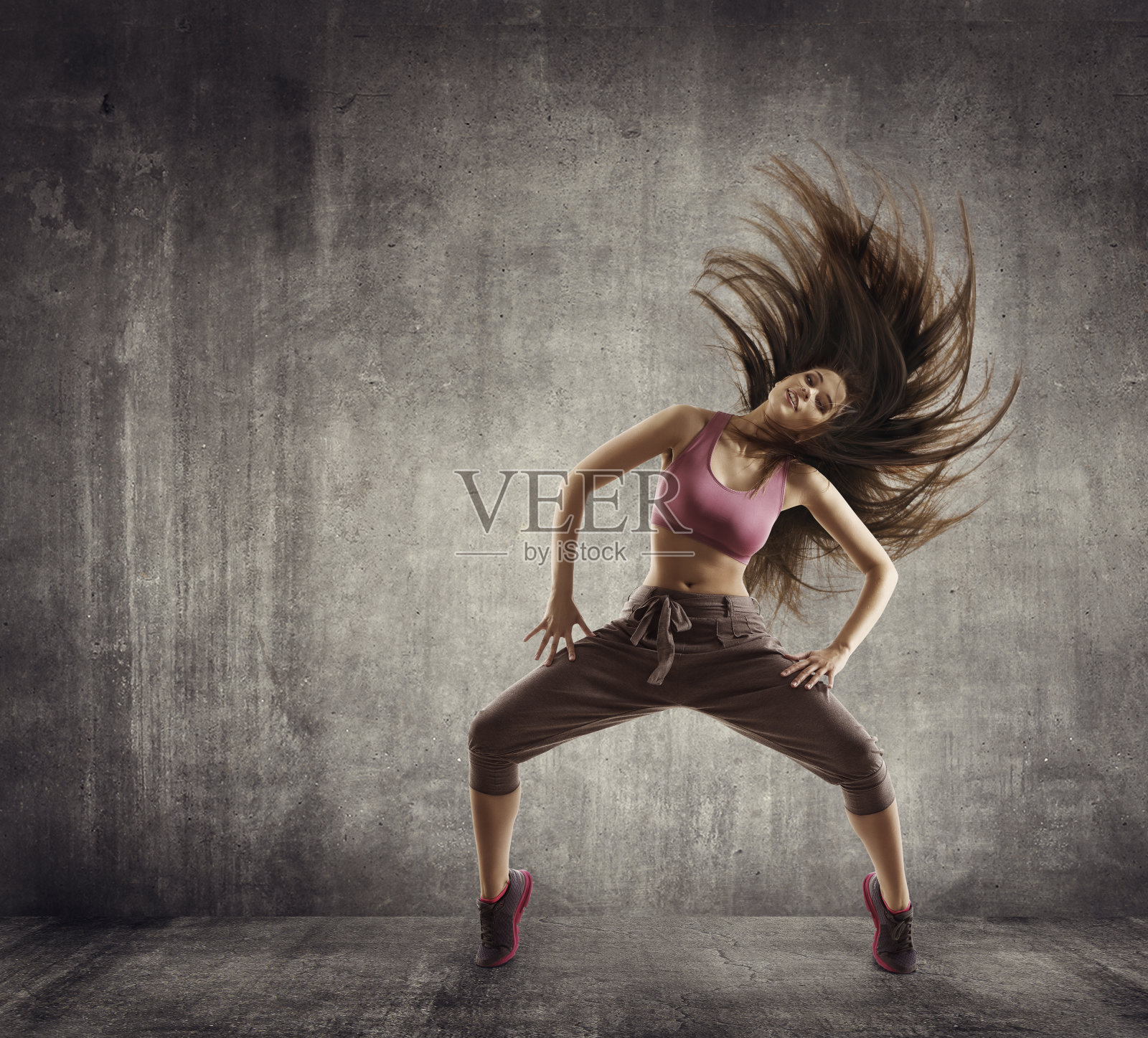 健身运动舞蹈，女舞者飞扬的头发跳舞在混凝土上照片摄影图片