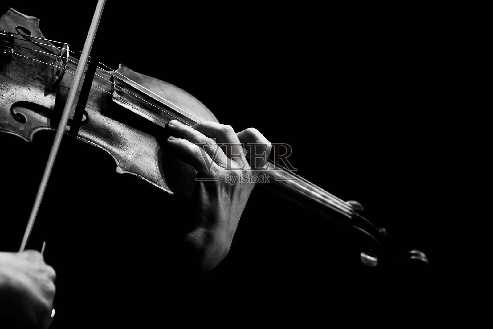 手握小提琴的音乐家照片摄影图片
