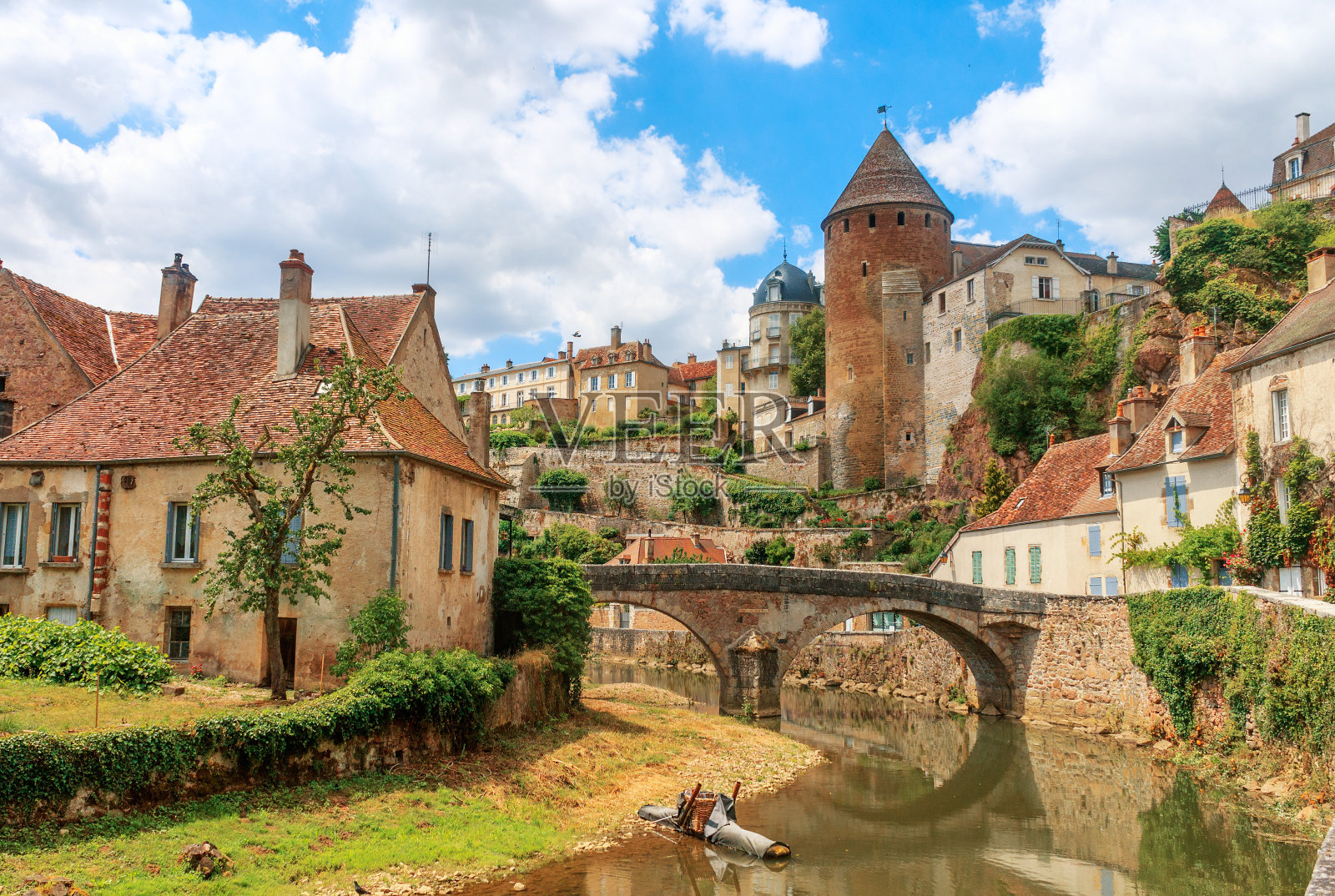 古色古香的河流穿过中世纪的小镇Semur en Auxois照片摄影图片