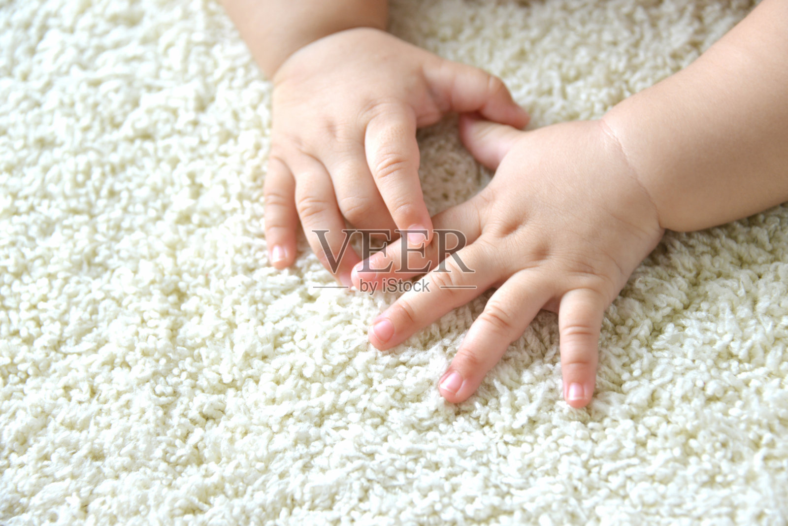 宝宝的手放在地毯上照片摄影图片