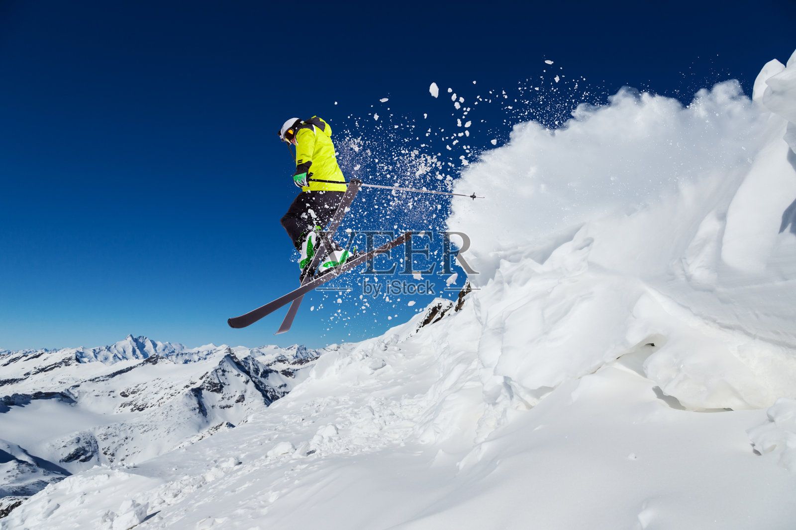 滑雪道上的高山滑雪者，往山下滑雪照片摄影图片