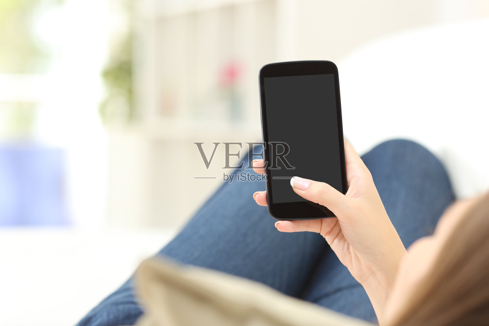 一个女孩在使用并显示一个空白的手机屏幕照片摄影图片