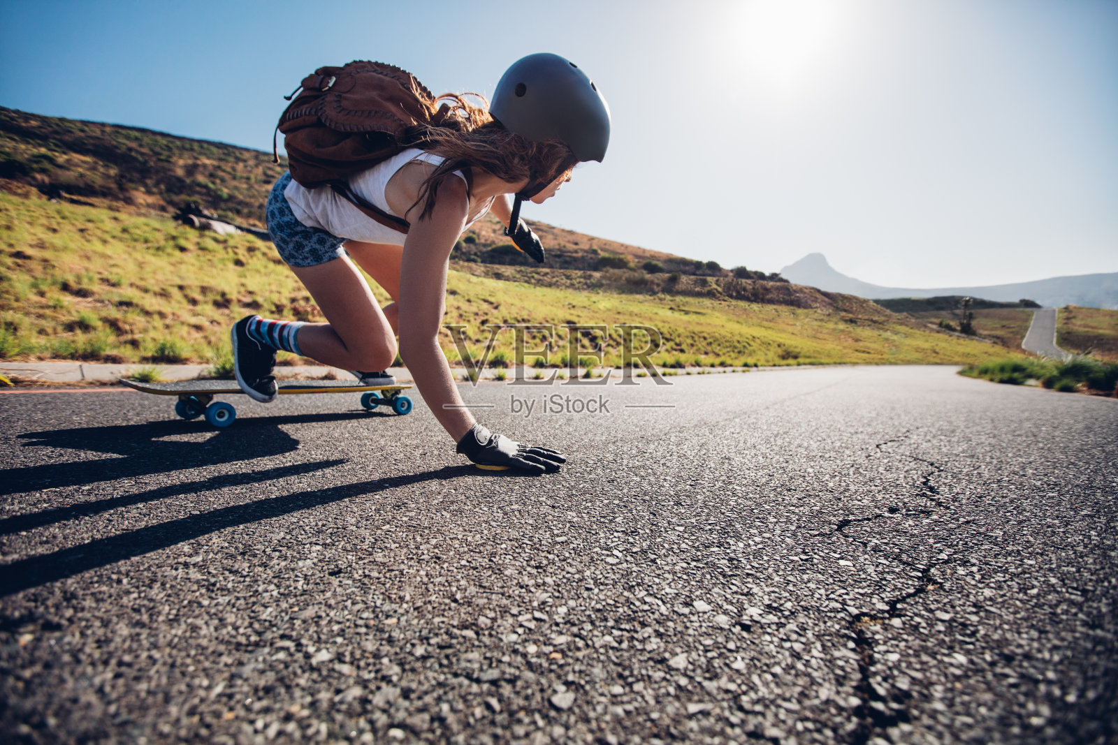 骑着滑板的年轻女子照片摄影图片