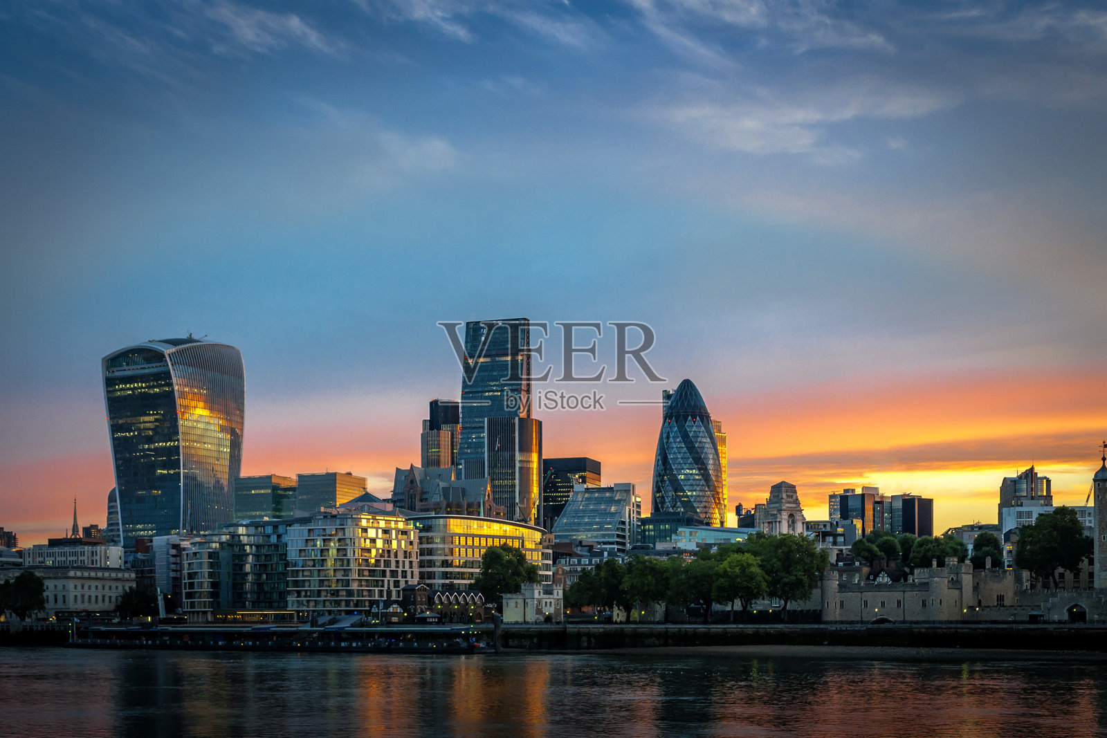 日出时英国伦敦的城市天际线照片摄影图片