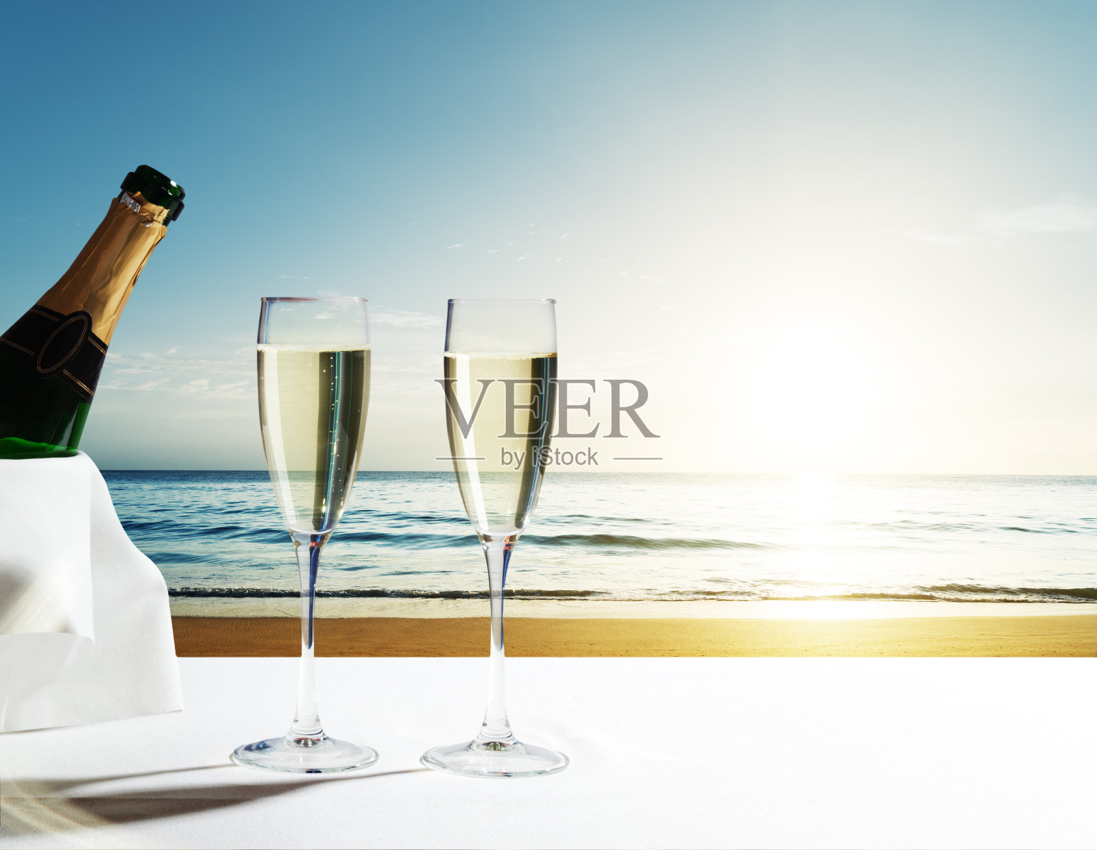 香槟酒杯和塞舌尔海滩上的日落照片摄影图片