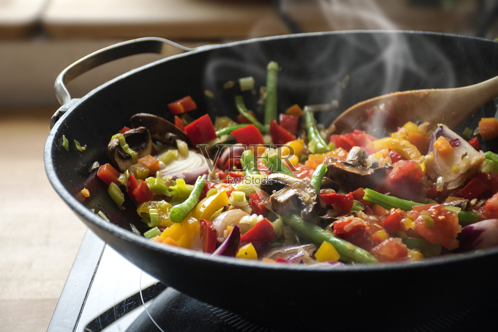 混合蔬菜在锅中蒸，亚洲料理照片摄影图片
