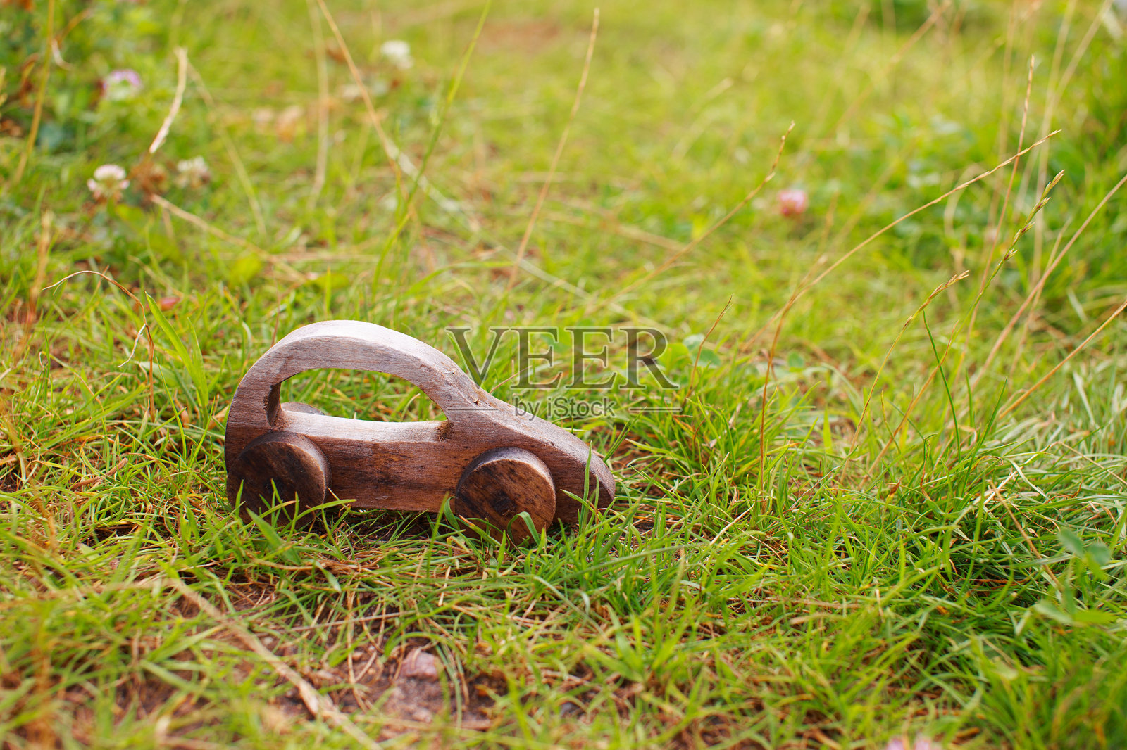 草地上的木制玩具车照片摄影图片