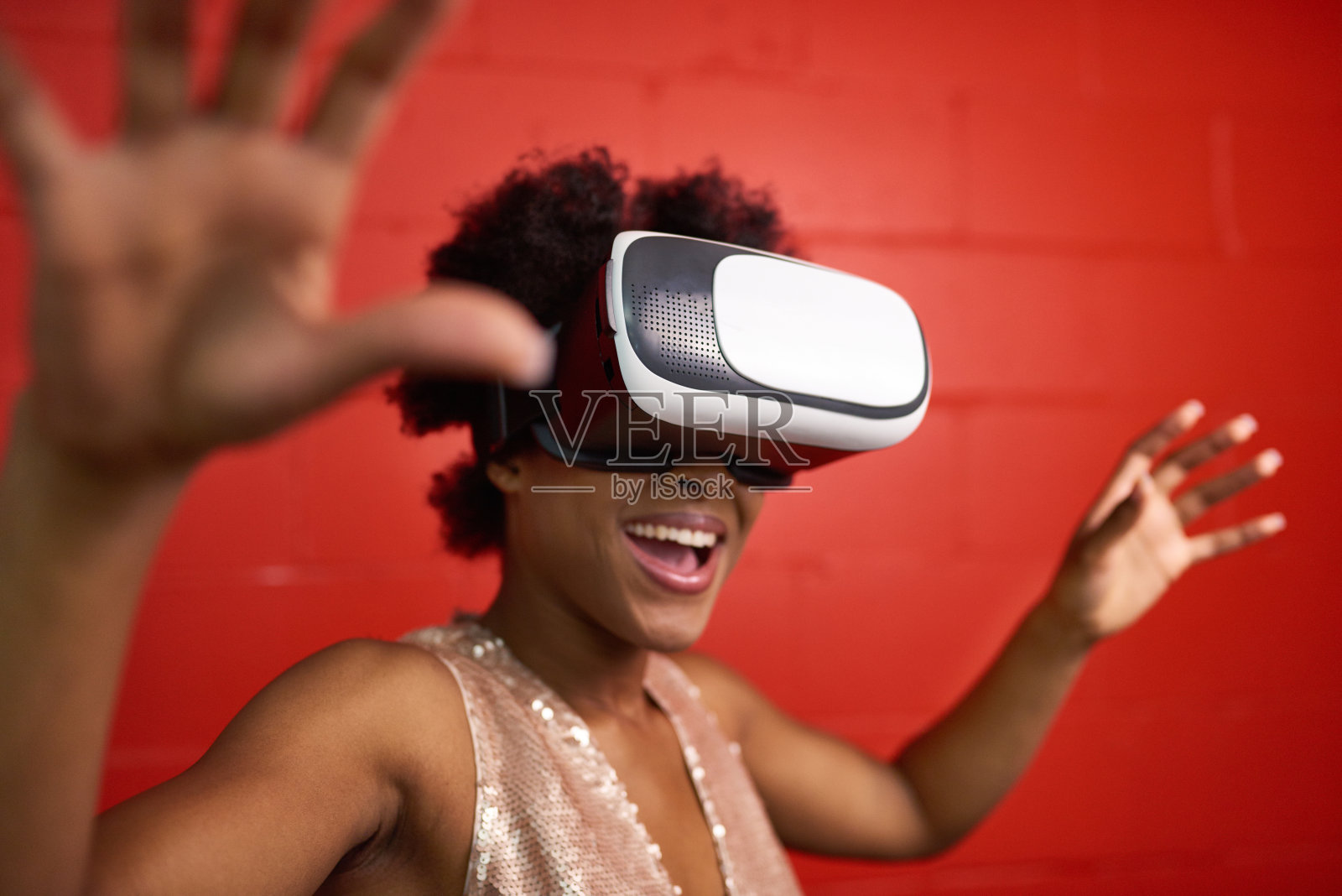 很酷的千禧黑人女性戴着虚拟现实眼镜探索太空照片摄影图片
