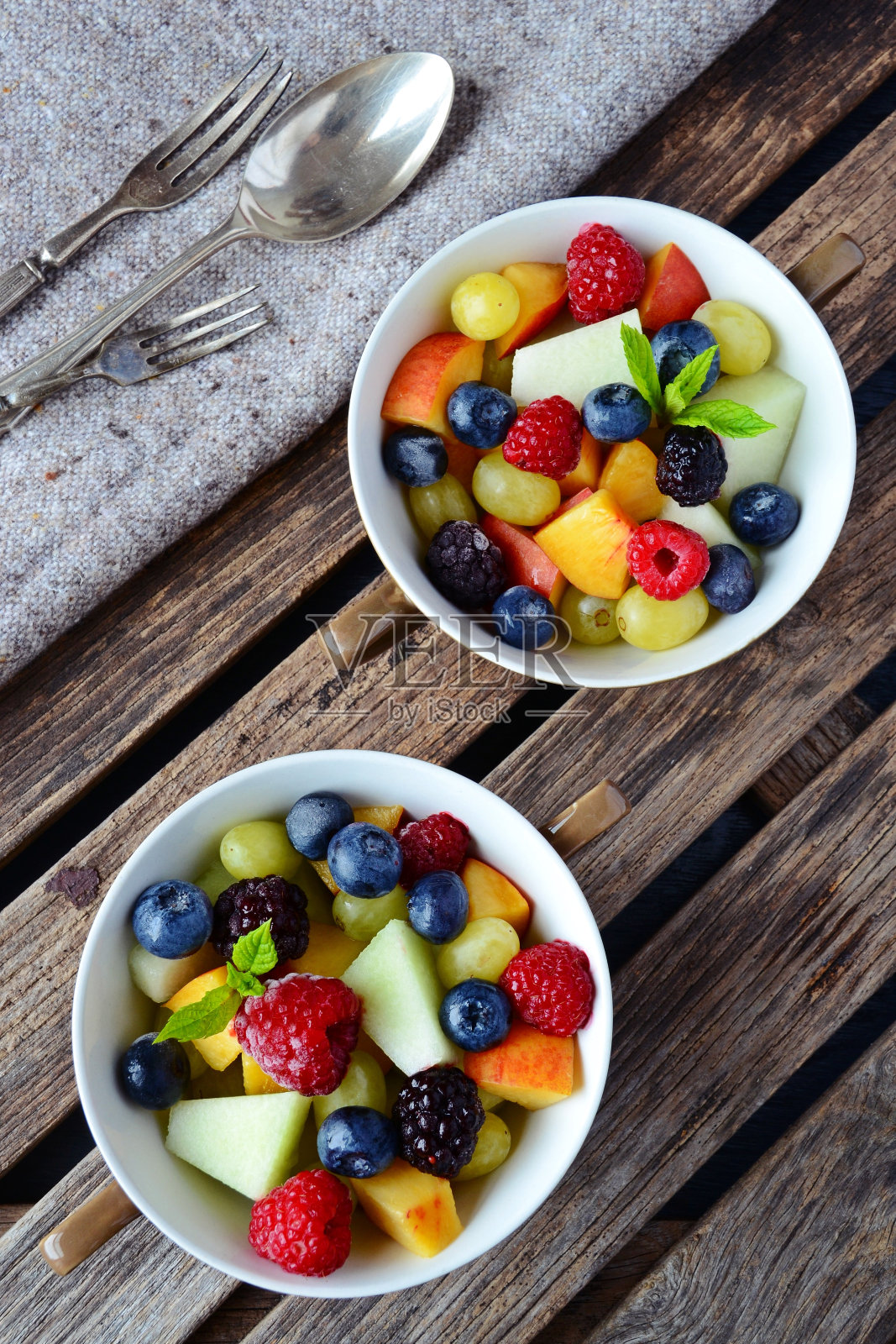 自制水果和浆果沙拉。健康的甜点照片摄影图片