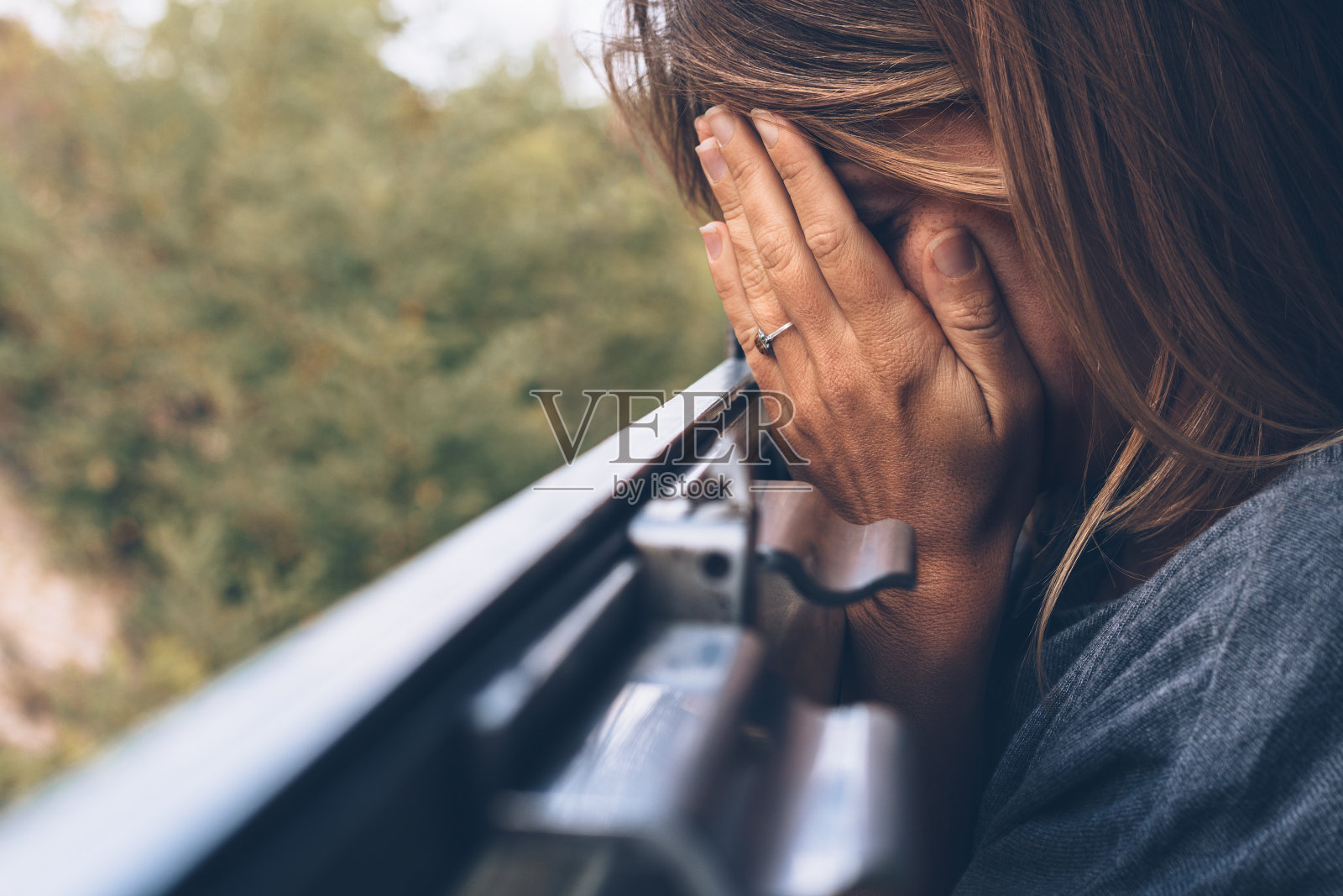 火车上那个沮丧的年轻女人照片摄影图片