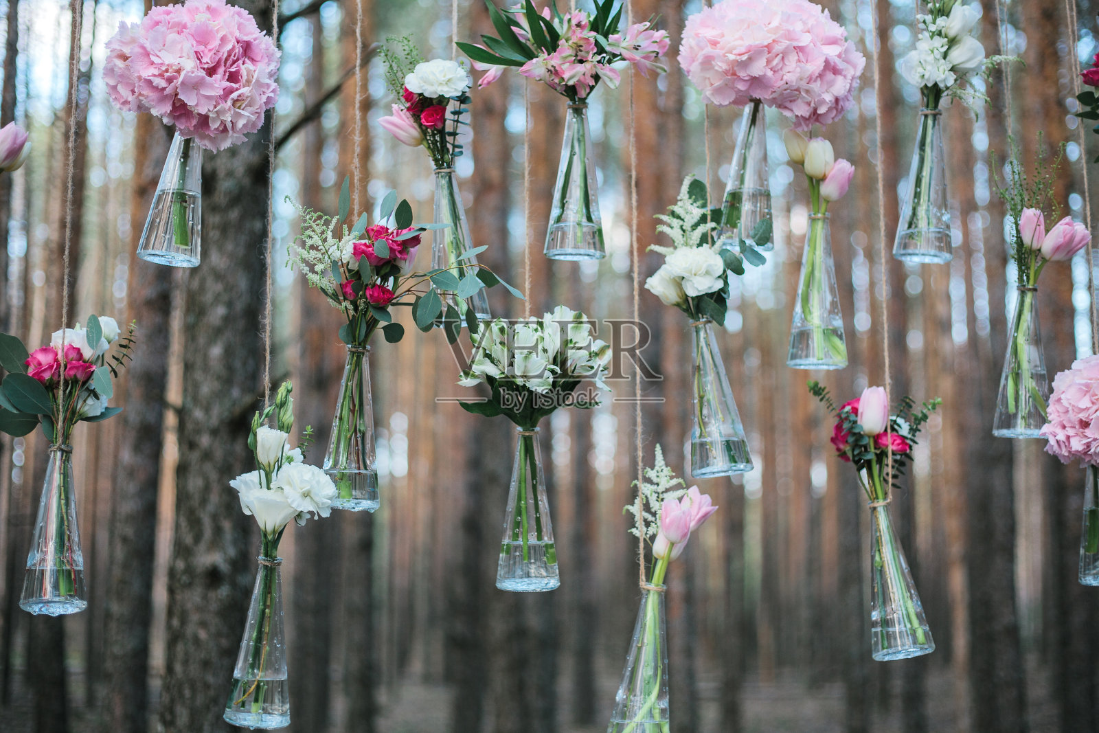 婚礼鲜花装饰森林拱门。照片摄影图片