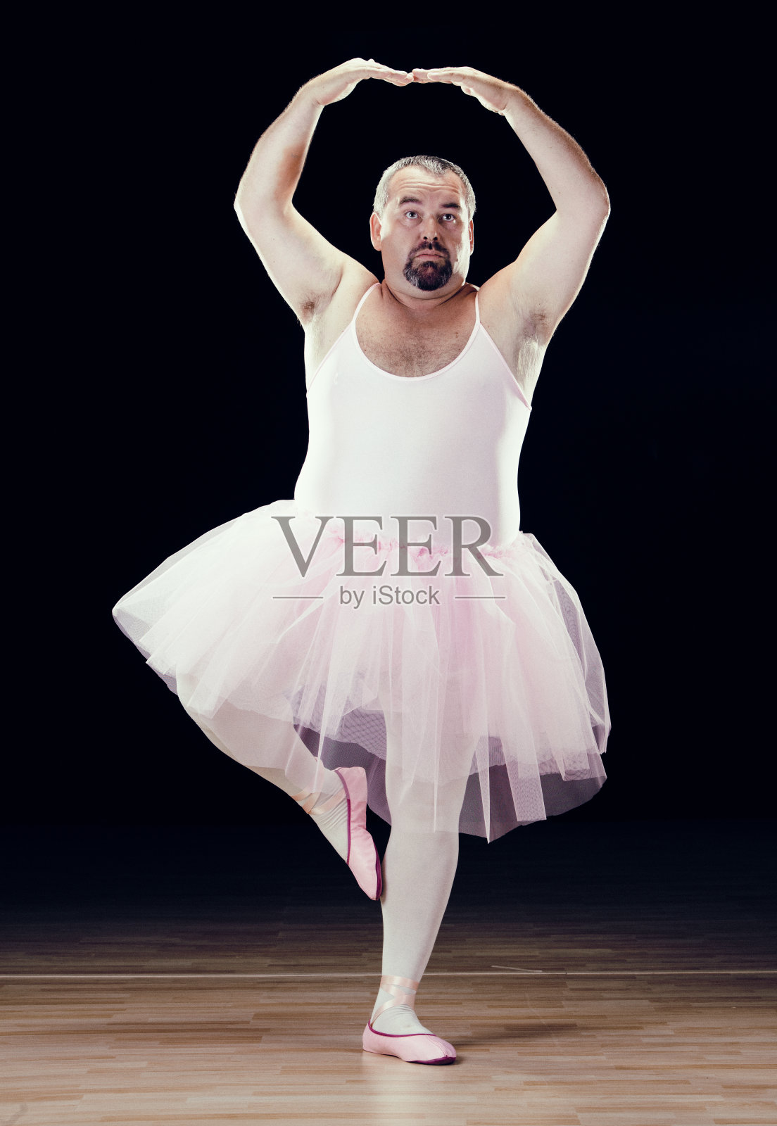 黑色背景下滑稽的胖古典舞蹈演员照片摄影图片