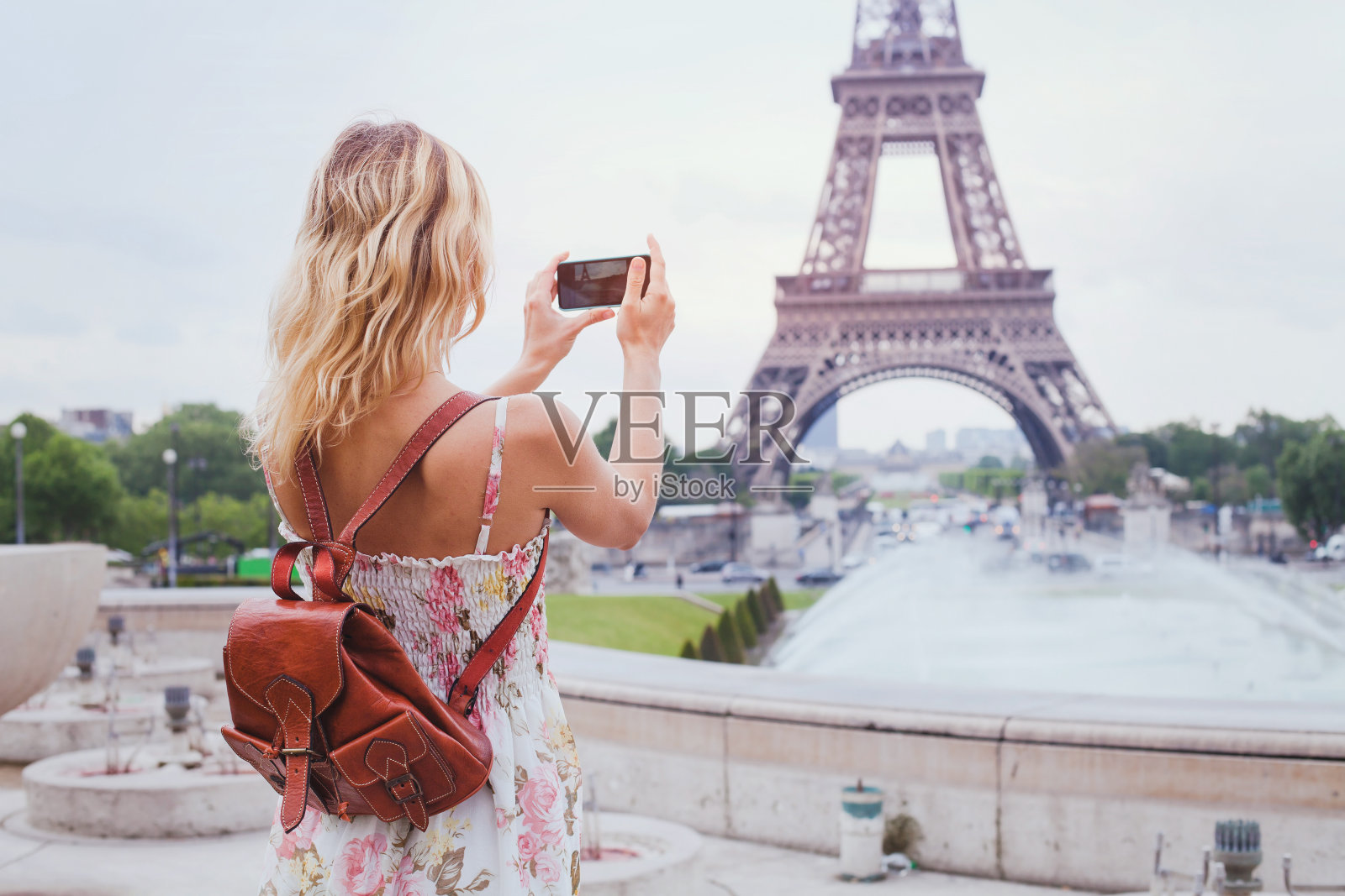 一名游客在巴黎拍摄埃菲尔铁塔照片摄影图片