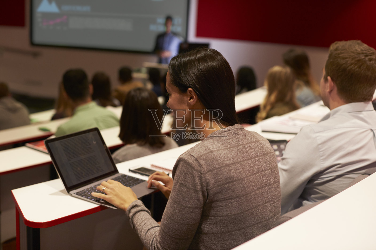 成人学生在大学讲座上使用笔记本电脑照片摄影图片