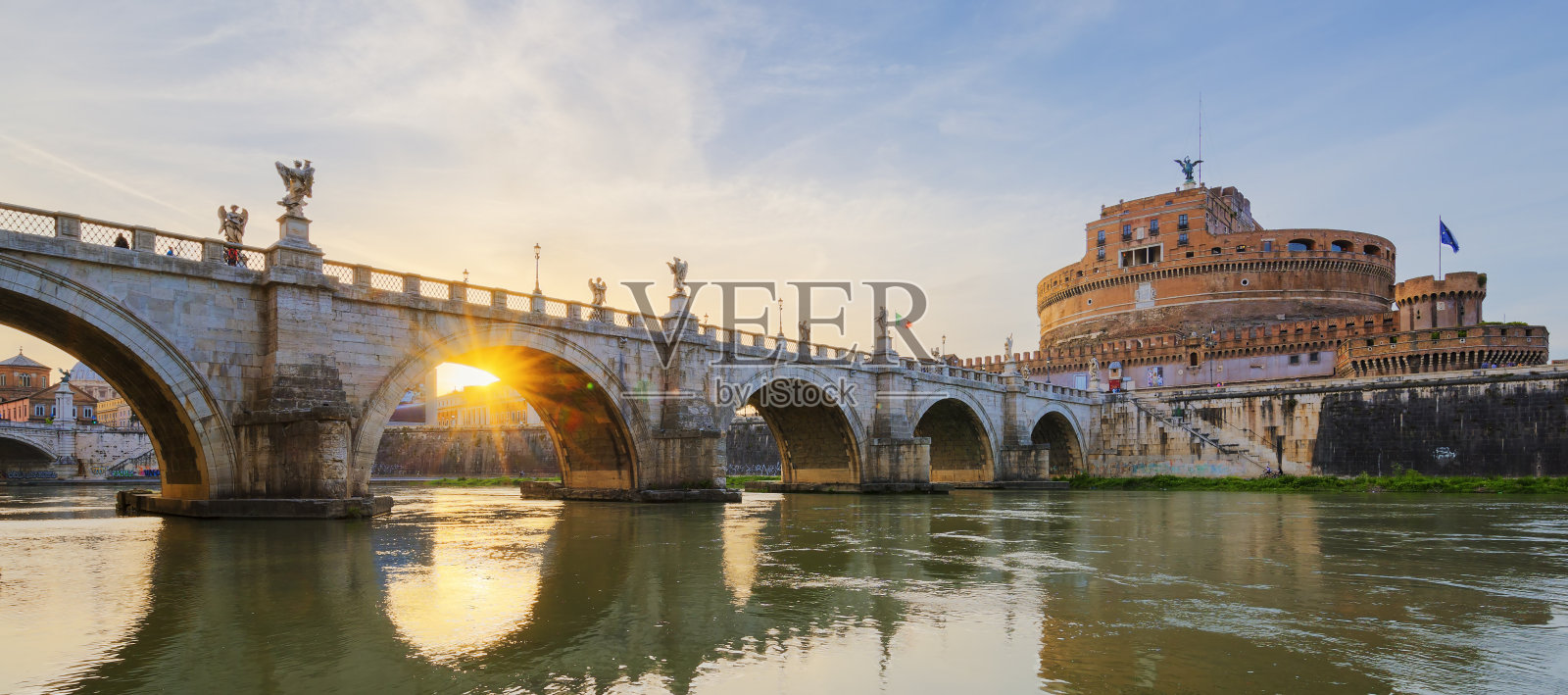 日落时罗马台伯河上的桥。照片摄影图片