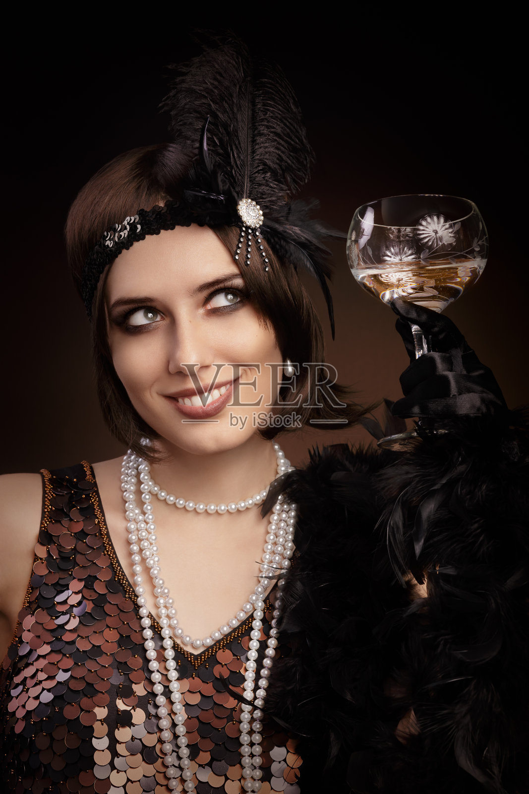 复古20年代风格的女人拿着香槟杯照片摄影图片