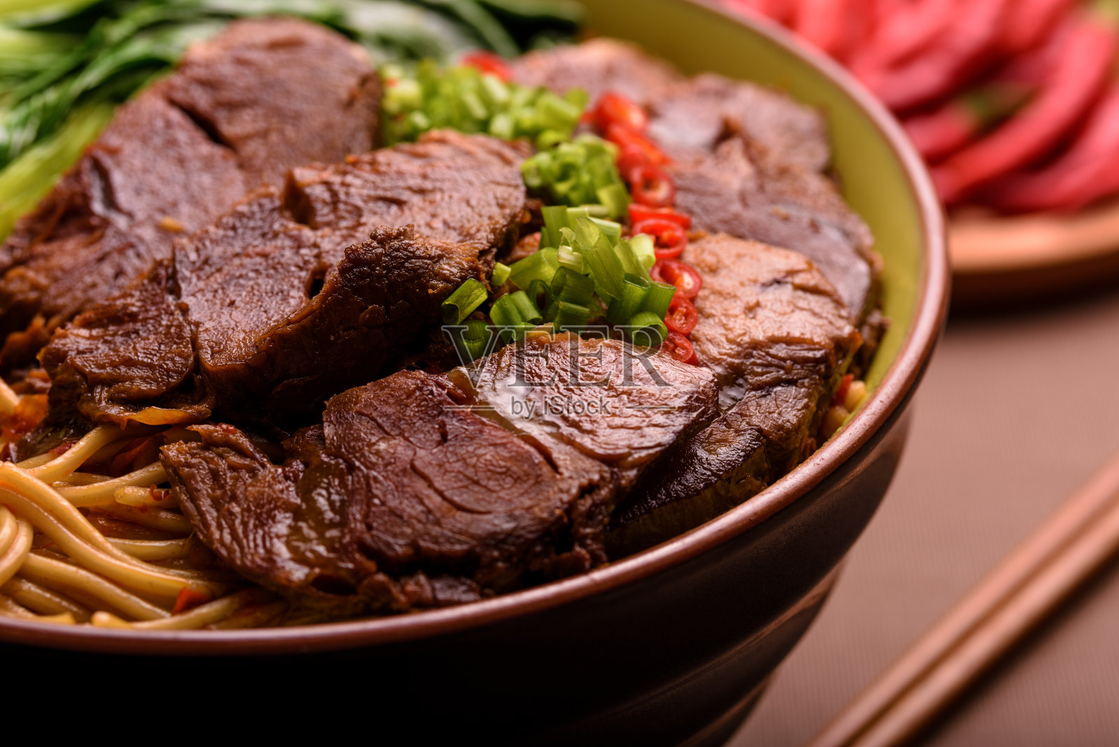 正宗的台湾牛肉面汤碗照片摄影图片