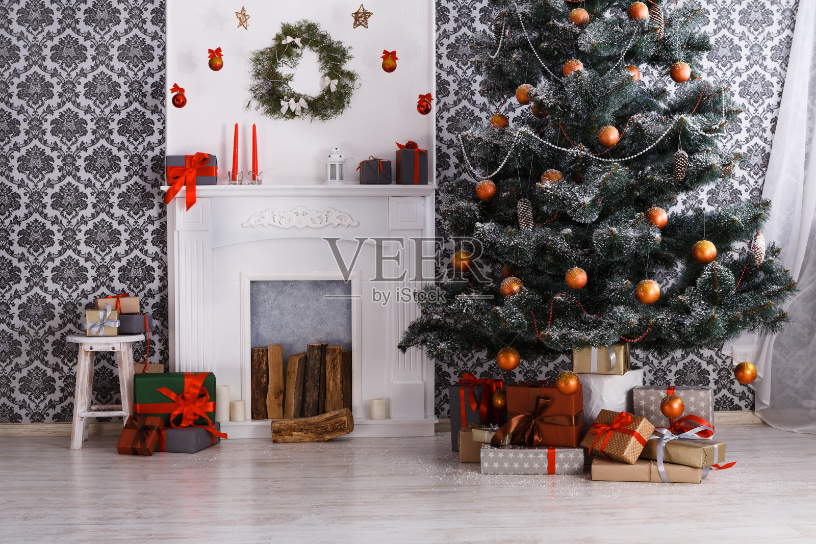 美丽的圣诞树装饰在现代室内，节日的概念照片摄影图片
