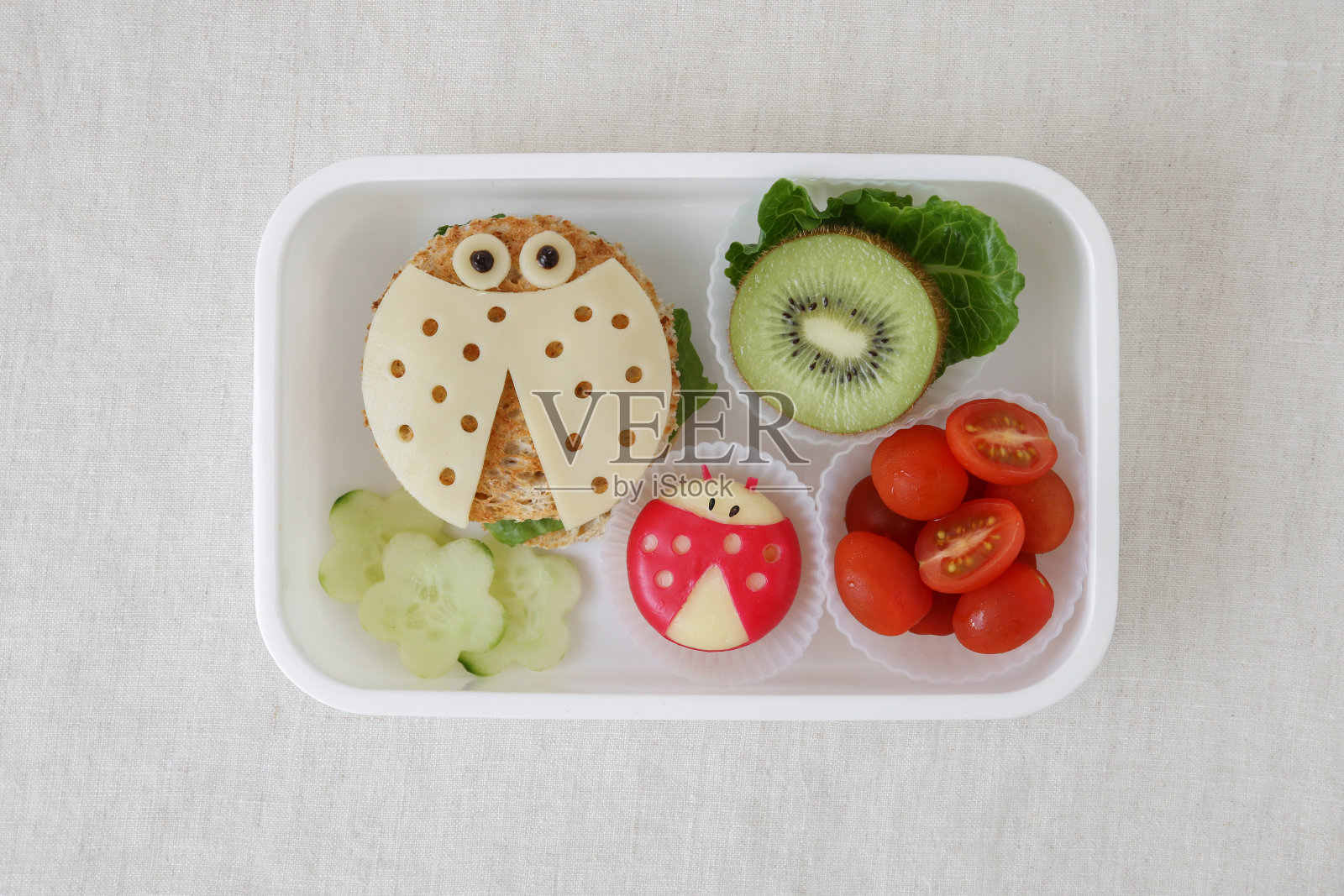 瓢虫瓢虫健康午餐盒，有趣的食物艺术给孩子们照片摄影图片