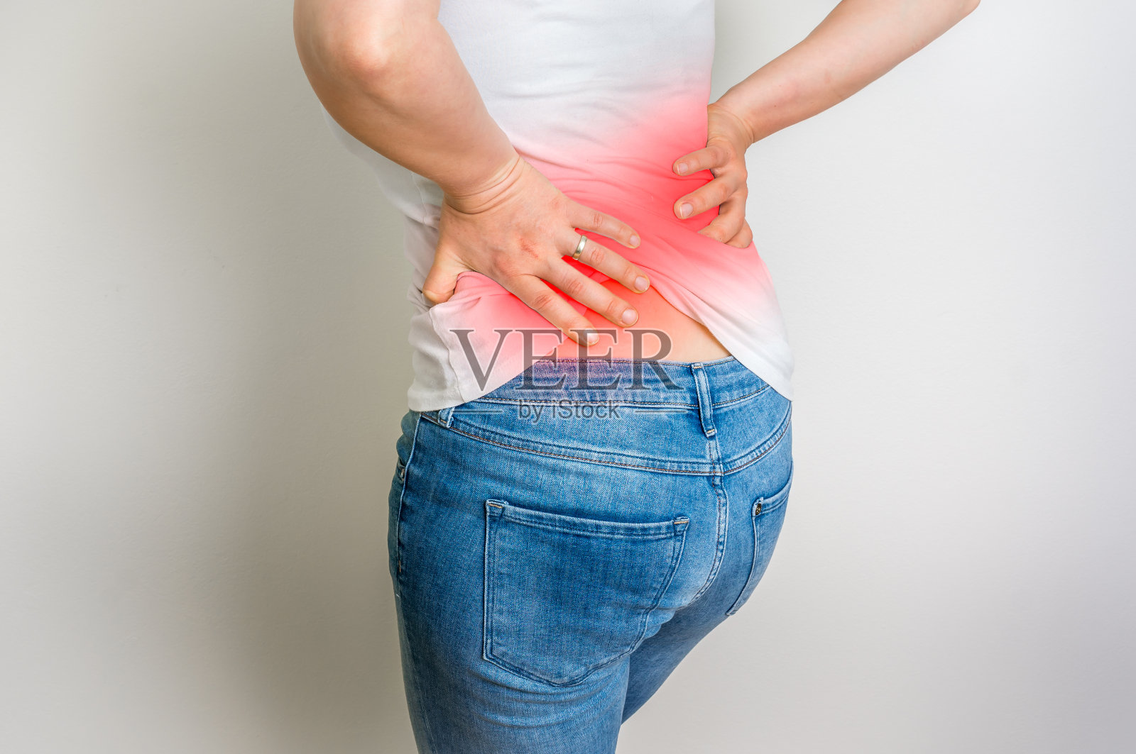 女性背部疼痛孤立在白色背景照片摄影图片