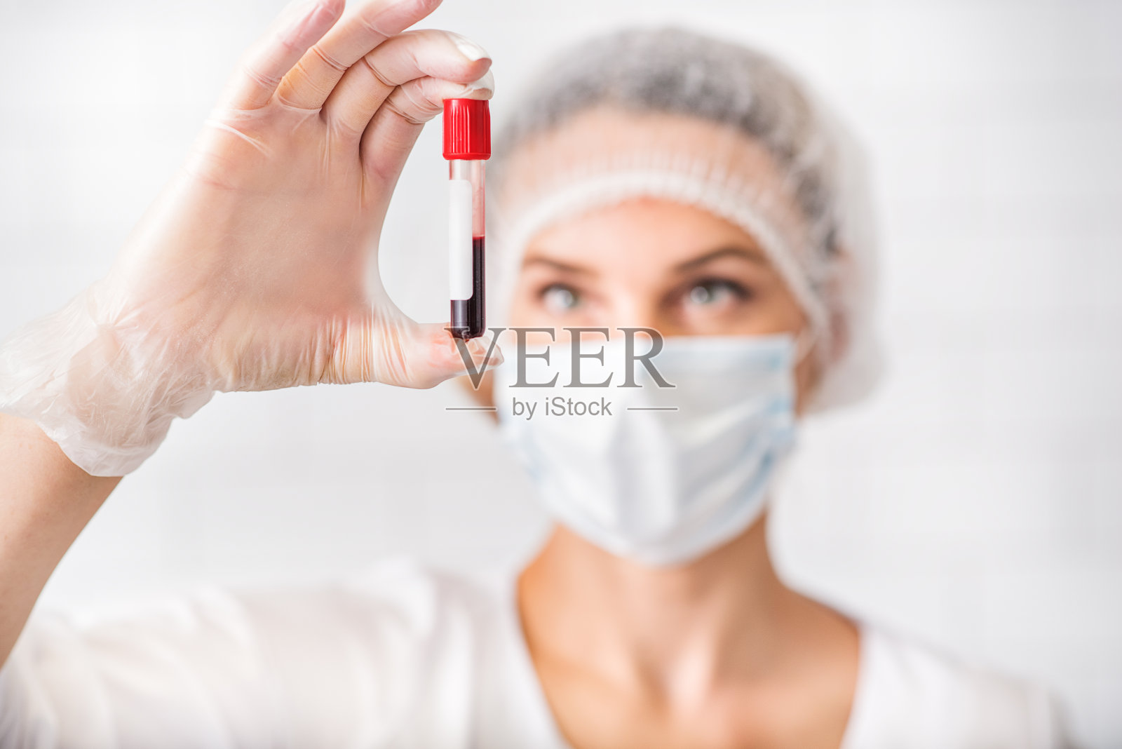 专业全科医生分析人体血液照片摄影图片