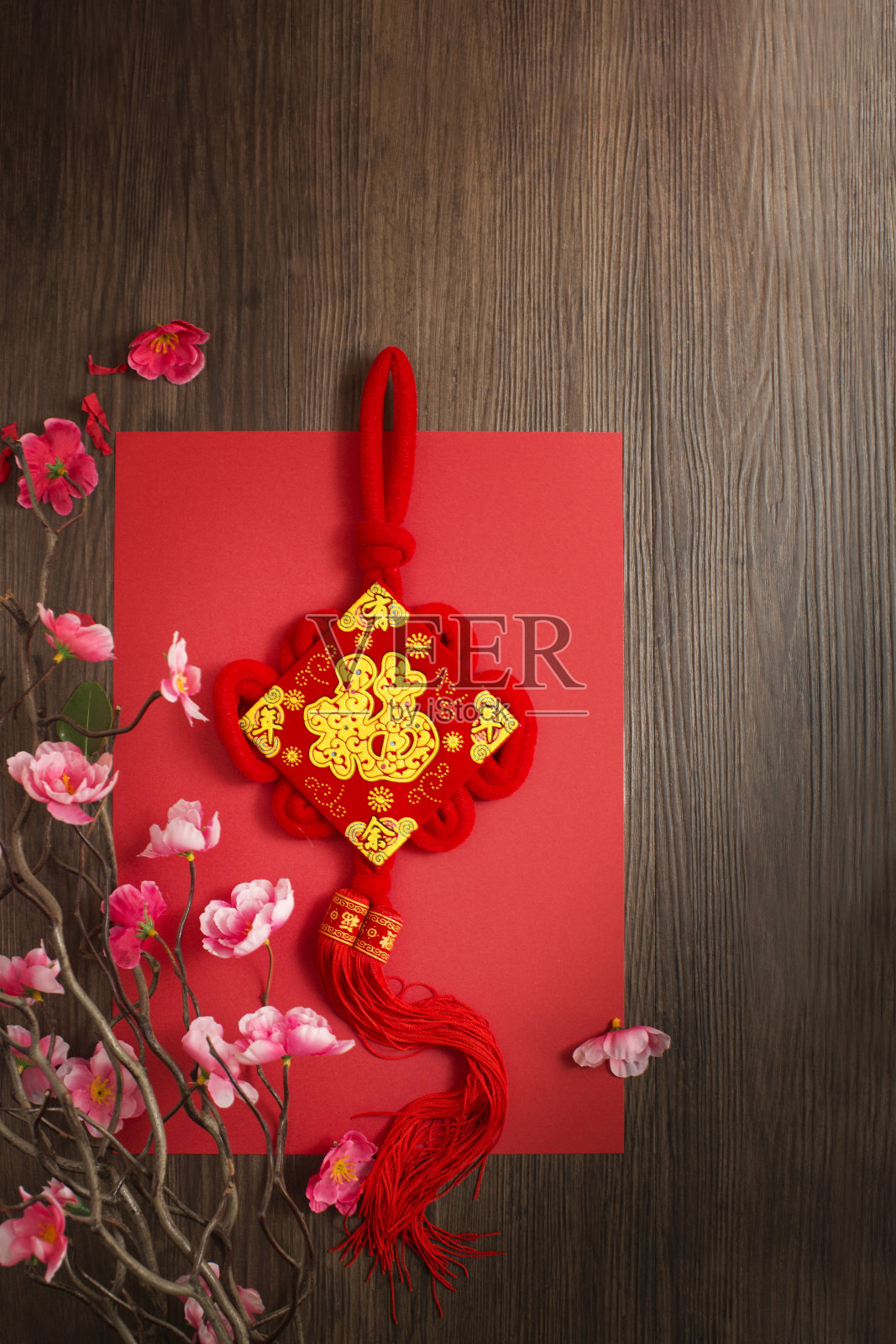 平铺中国新年装饰品。照片摄影图片